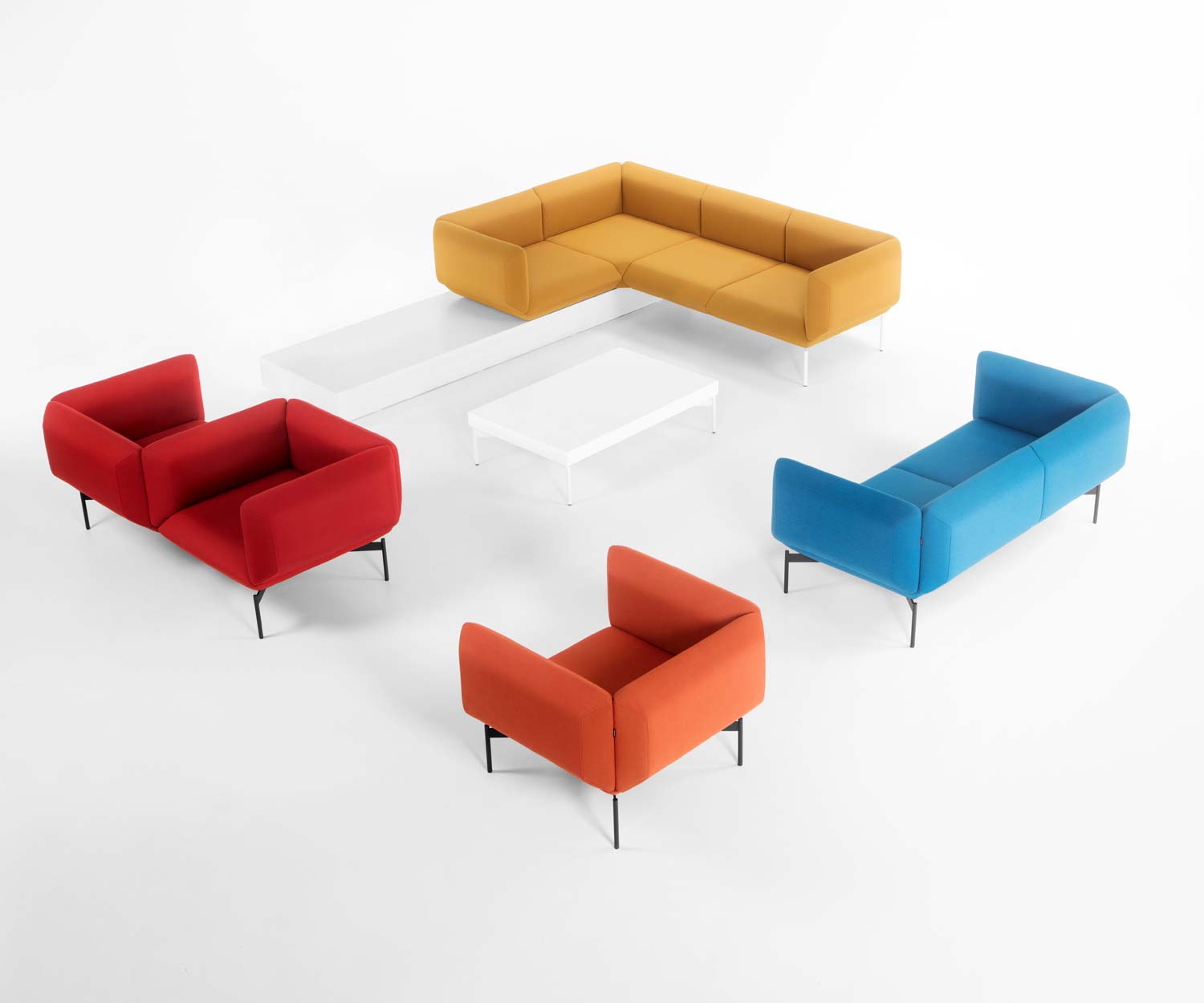 Ensemble van Prostoria Segment fauteuils en banken in geel, rood, blauw en oranje