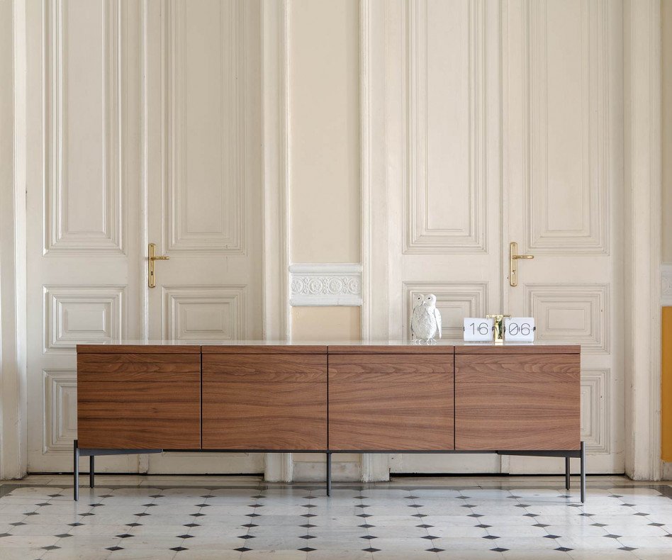 Das al2 Design Sideboard o-rizon ist mit Nussbaum veredelt und hat eine Marmor Tischplatte