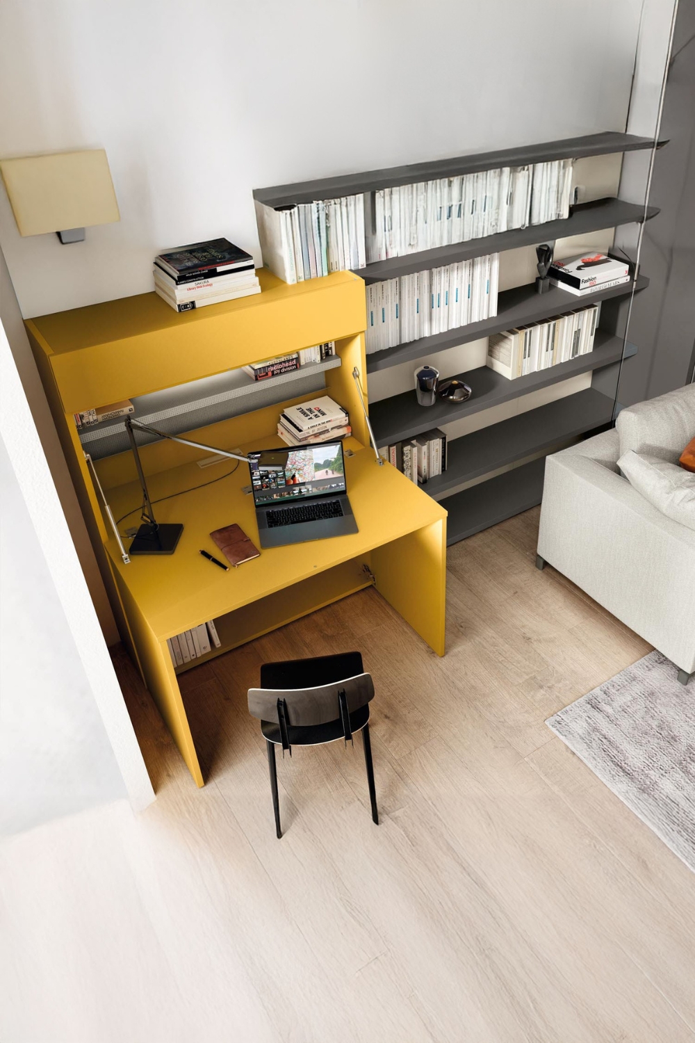 highboard jaune avec fonction bureau &agrave; c&ocirc;t&eacute; d'une &eacute;tag&egrave;re murale ouverte et d'un canap&eacute; clair