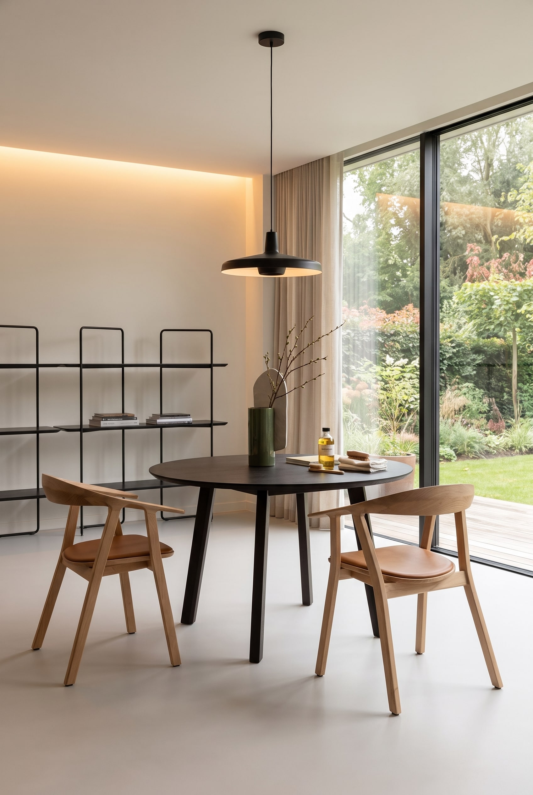 Salle &agrave; manger minimaliste avec table en ch&ecirc;ne massif Prostoria Rhomb, chaises en bois avec assise en cuir et vase design d&eacute;coratif