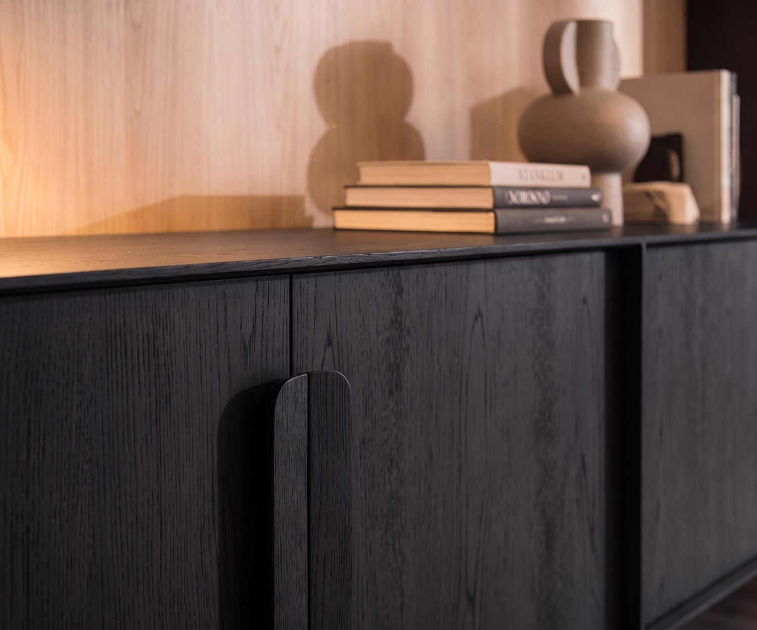 Buffet al2 Mobius 003 en chêne noir Carbone Buffet design Mobius 003 de al2 en placage de chêne noir avec poignées en bois dans un salon moderne.