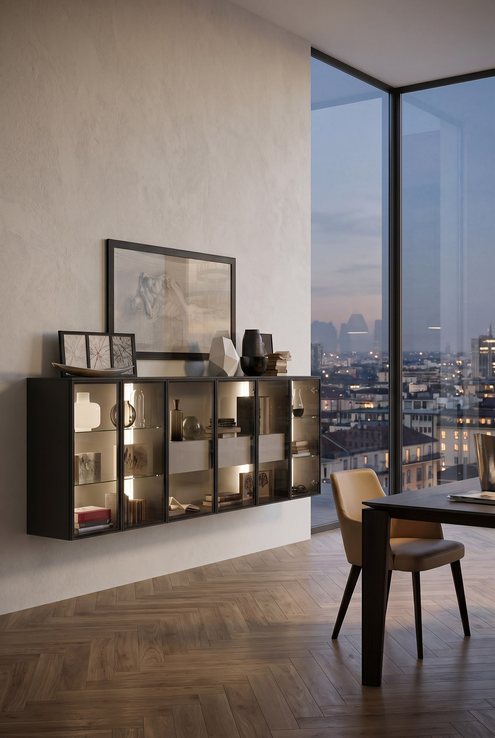 Vitrine en verre suspendue et &eacute;clair&eacute;e dans un salon moderne, ambiance soir&eacute;e.