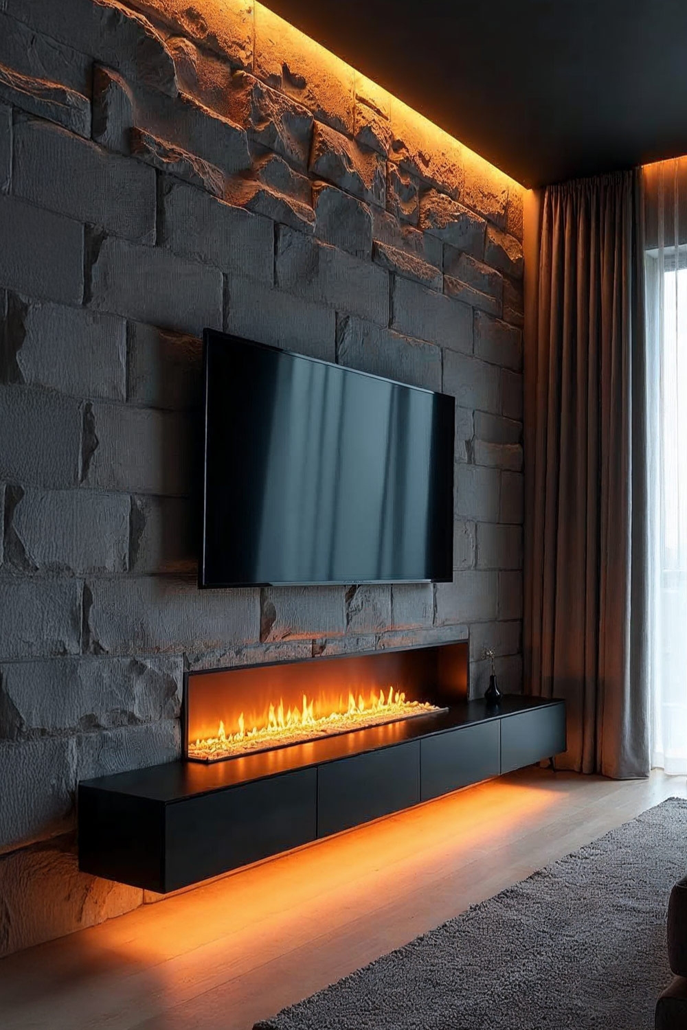 donker-lowboard-met-elektrische-haard-onder-tv-aan-wandbekleding-in-steenlook
