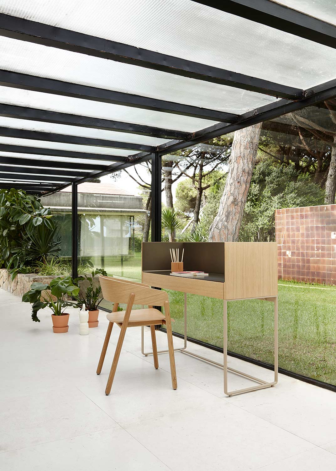Designbureau met metalen werkblad