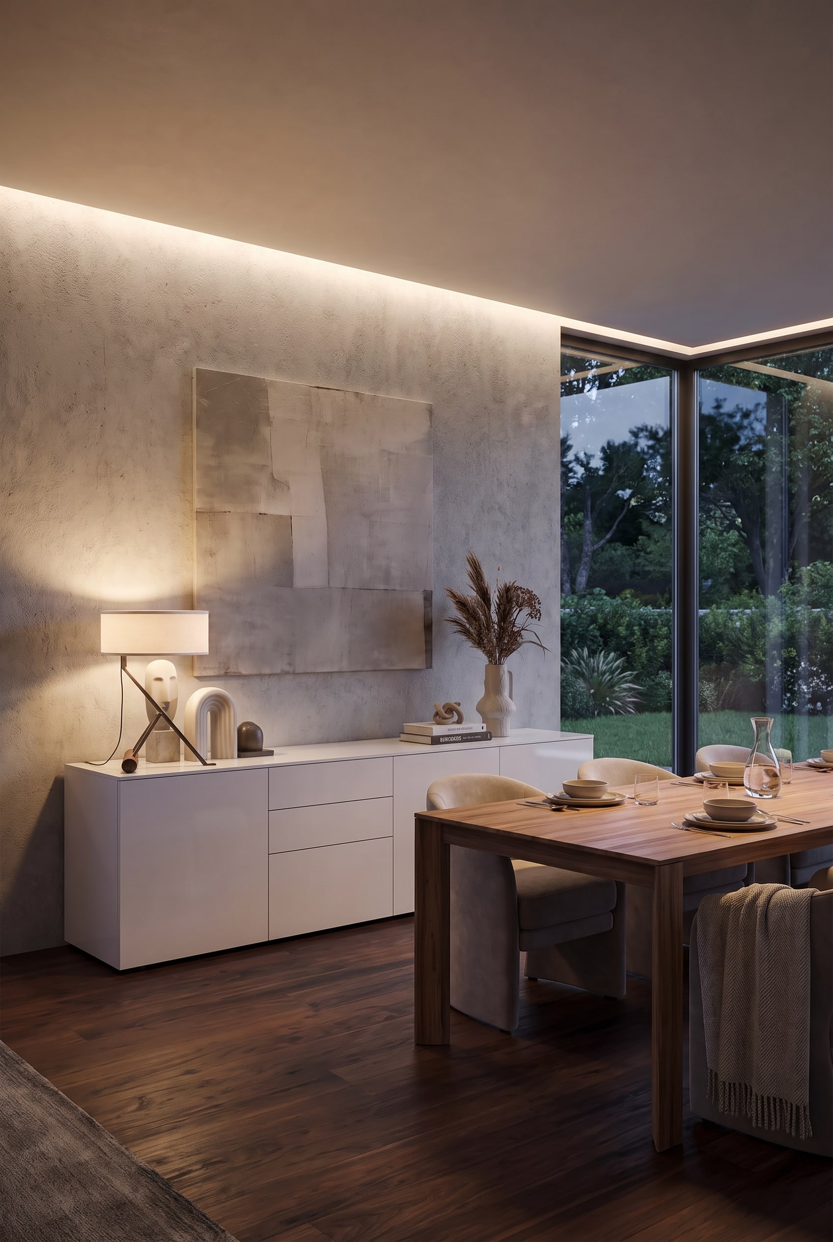 Un &eacute;l&eacute;gant sideboard dans une salle &agrave; manger moderne, d&eacute;cor&eacute; d'une lampe de table et encadr&eacute; par un espace mural suffisant.
