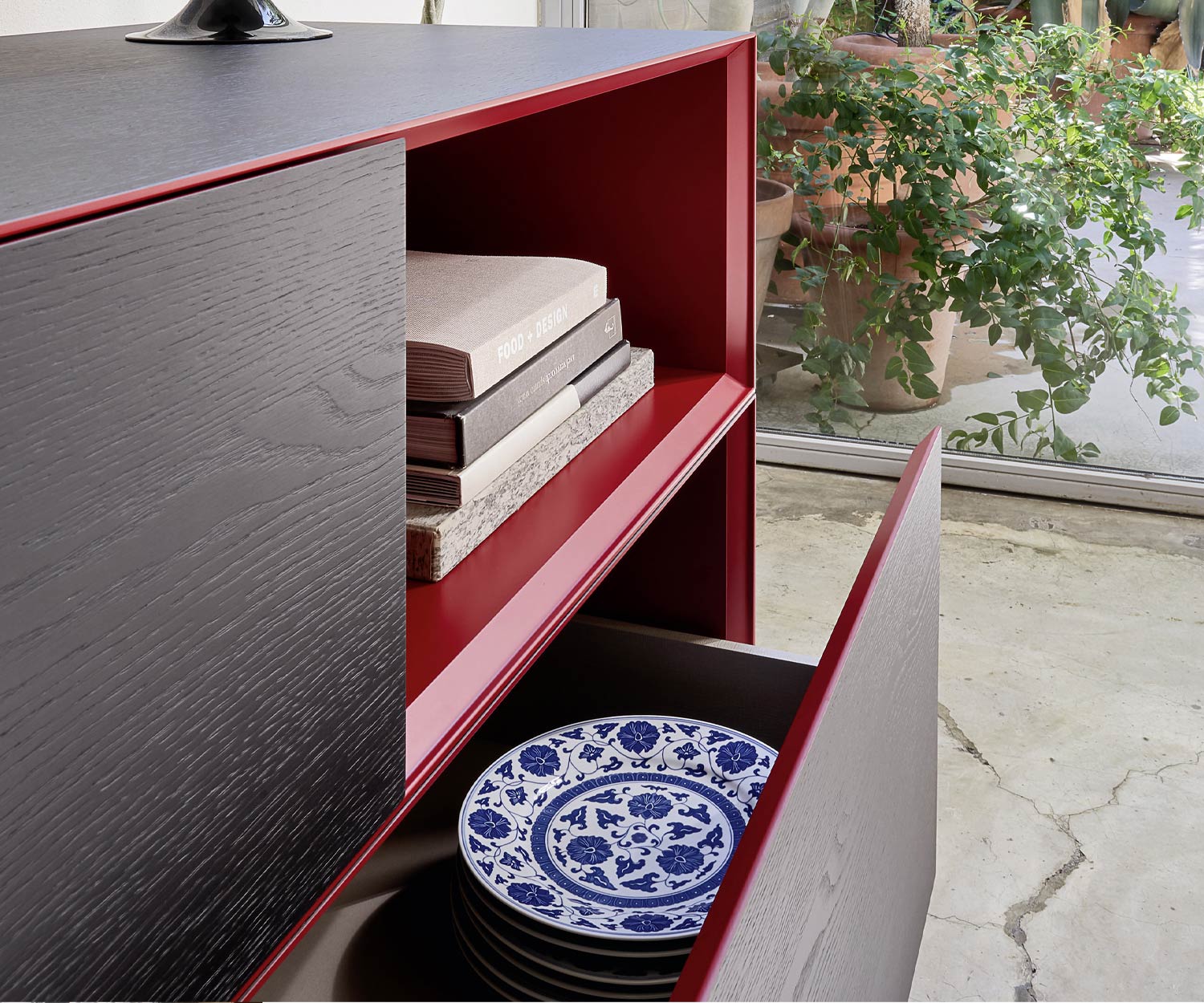 Détail tiroir + compartiment ouvert Minimal 11 moderne sideboard de Livitalia Détail tiroir + compartiment ouvert Minimal 11 moderne sideboard de Livitalia