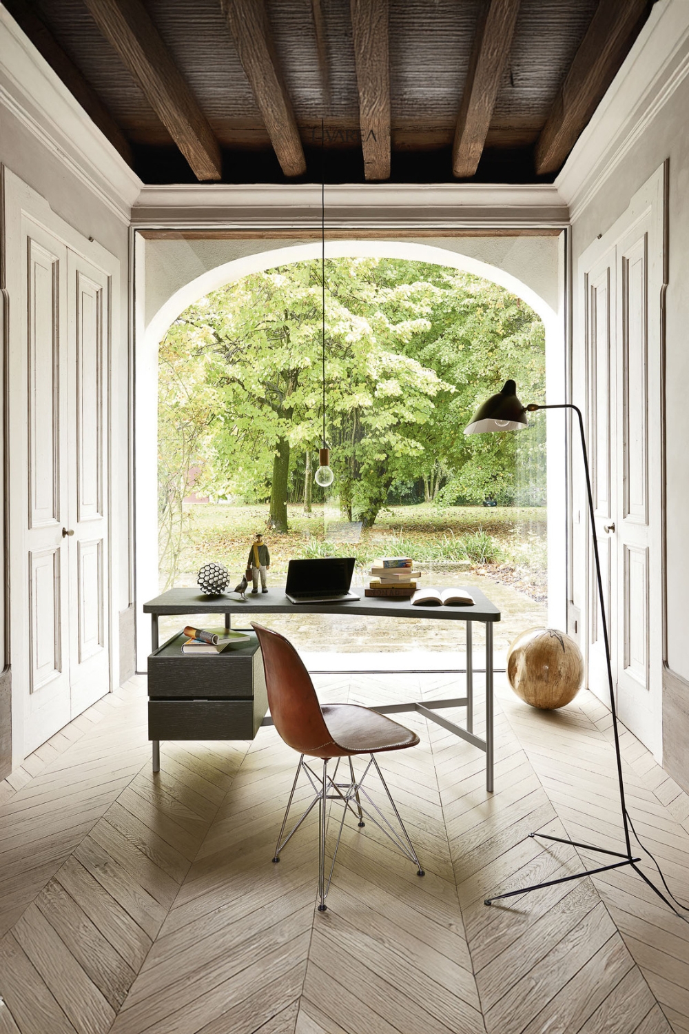 bureau-avec-bureau-minimaliste-chaise-sobre-lampadaire-moderne-et-vue-sur-un-jardin