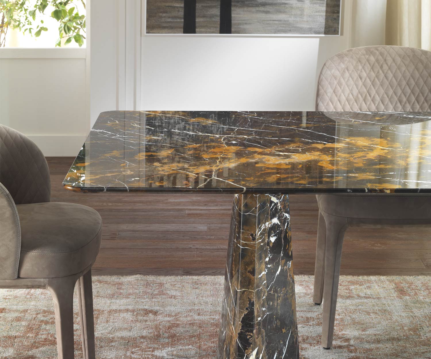 Exclusieve design eettafel Zwart & Goud marmerdetails tafelblad  Exclusieve design eettafel Zwart & Goud marmerdetails tafelblad