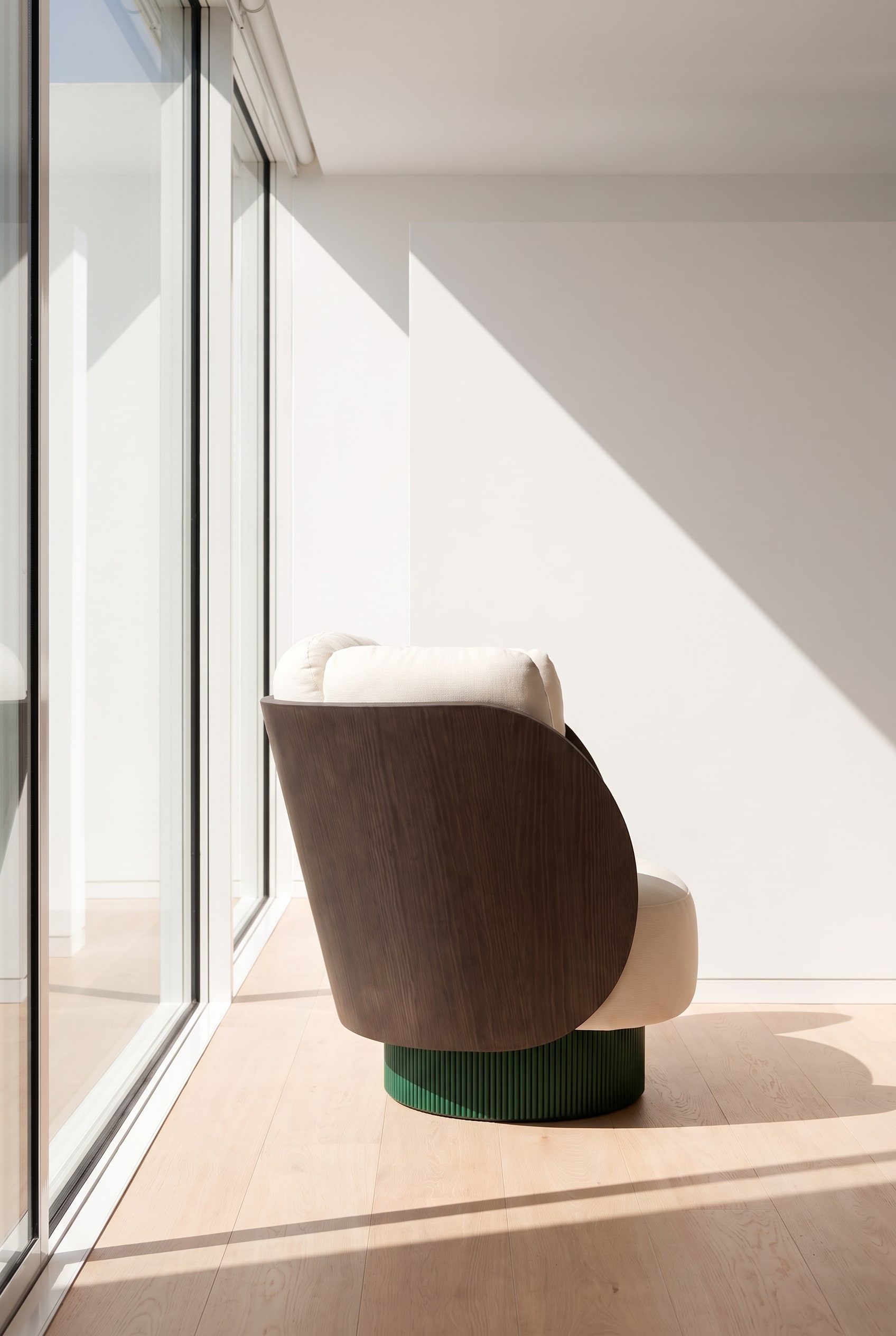 Vue latérale du fauteuil, montrant le dossier en bois courbé et le rembourrage volumineux.