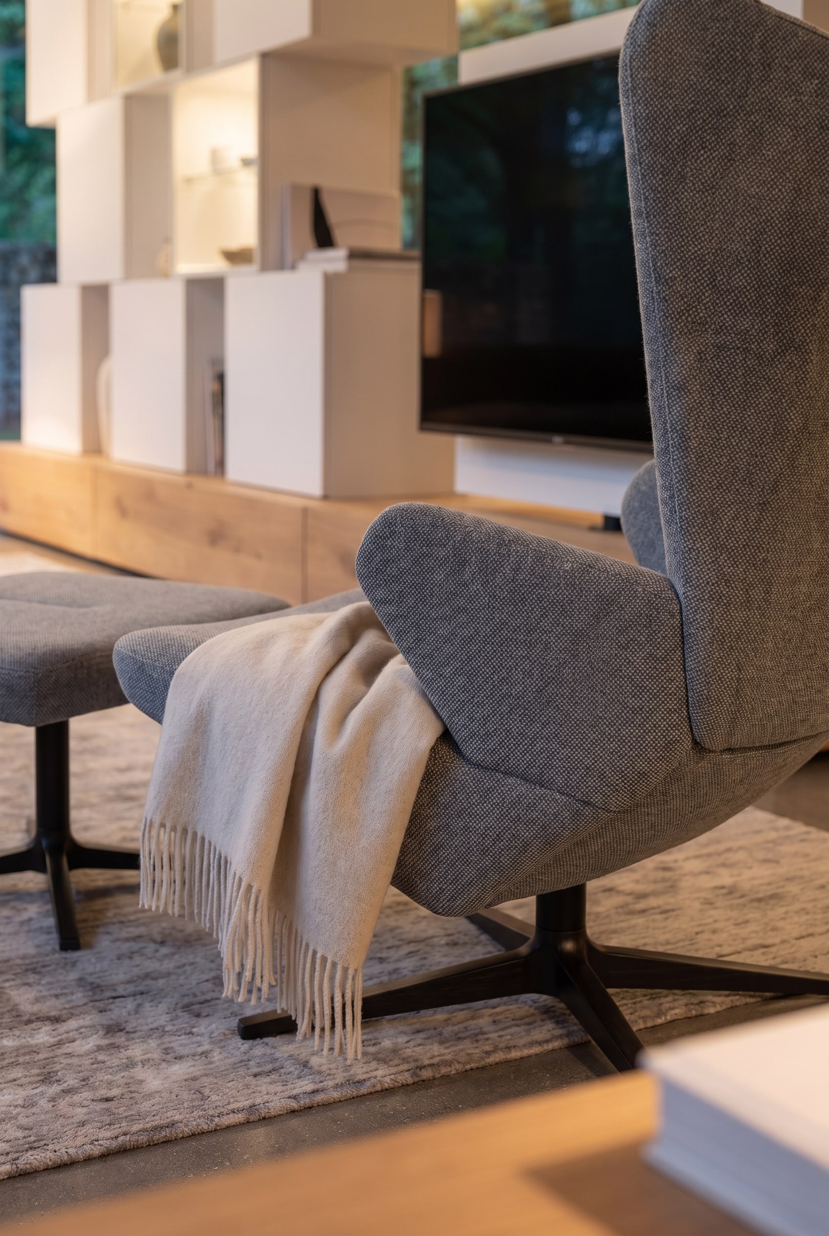 Un fauteuil moderne Prostoria Trifidae est confortablement plac&eacute; &agrave; c&ocirc;t&eacute; d'un &eacute;l&eacute;gant s&eacute;parateur de pi&egrave;ce dans le salon