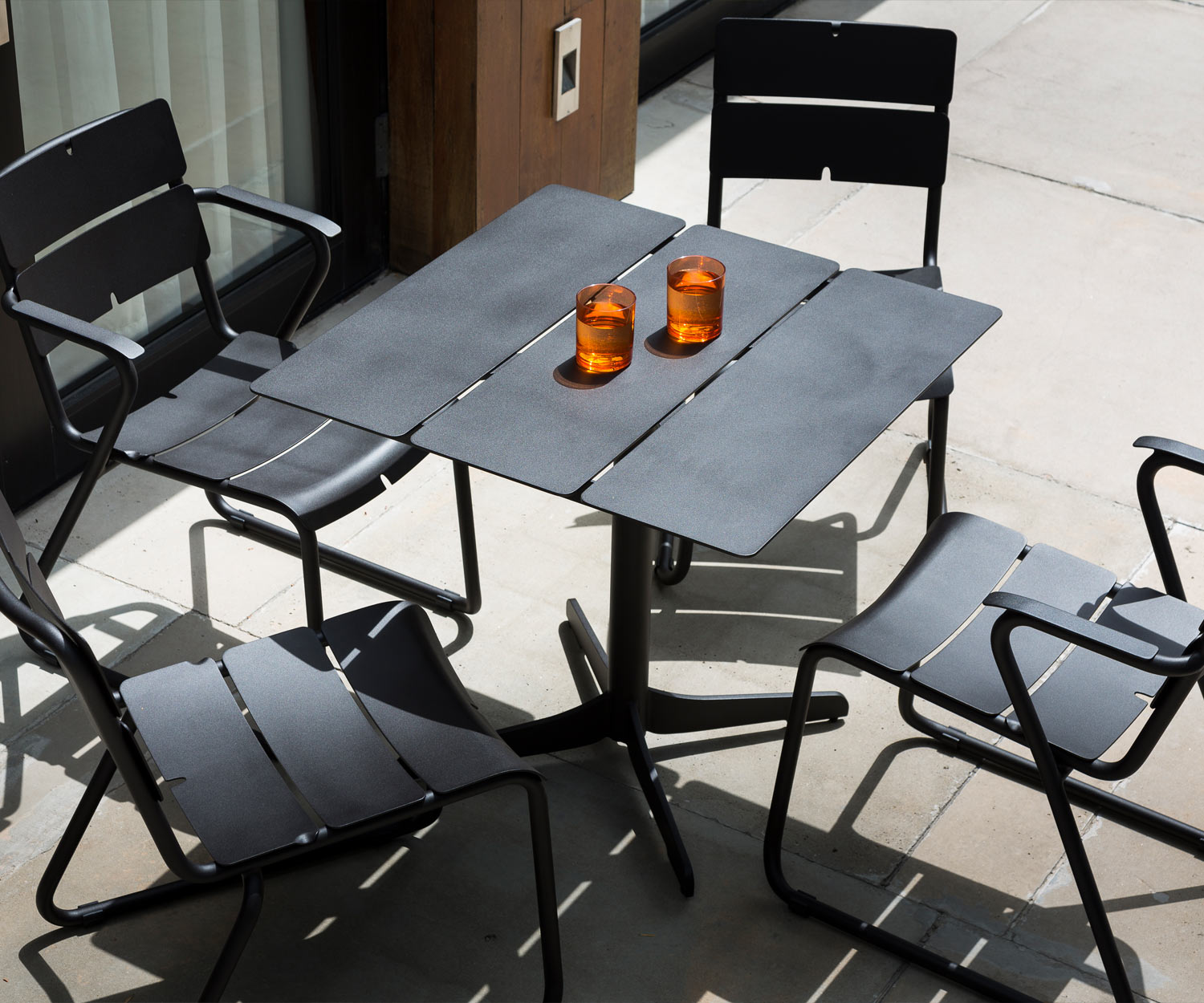 Table de salle à manger design moderne Oasiq Ceru Aluminium Plateau de table en anthracite