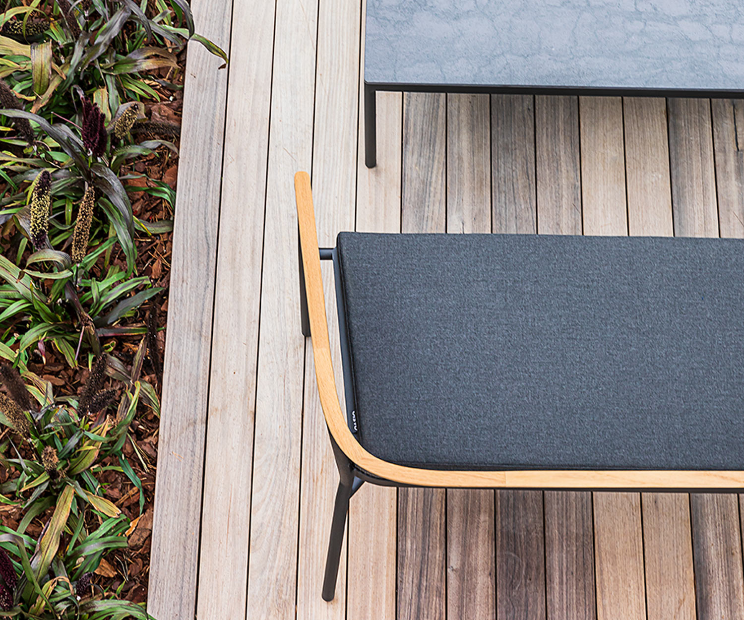 Hoogwaardige Oasiq Loungebank voor 2 personen in detail teakhouten rugleuning antraciet zitkussen Hoogwaardige Oasiq Loungebank voor 2 personen in detail teakhouten rugleuning antraciet zitkussen