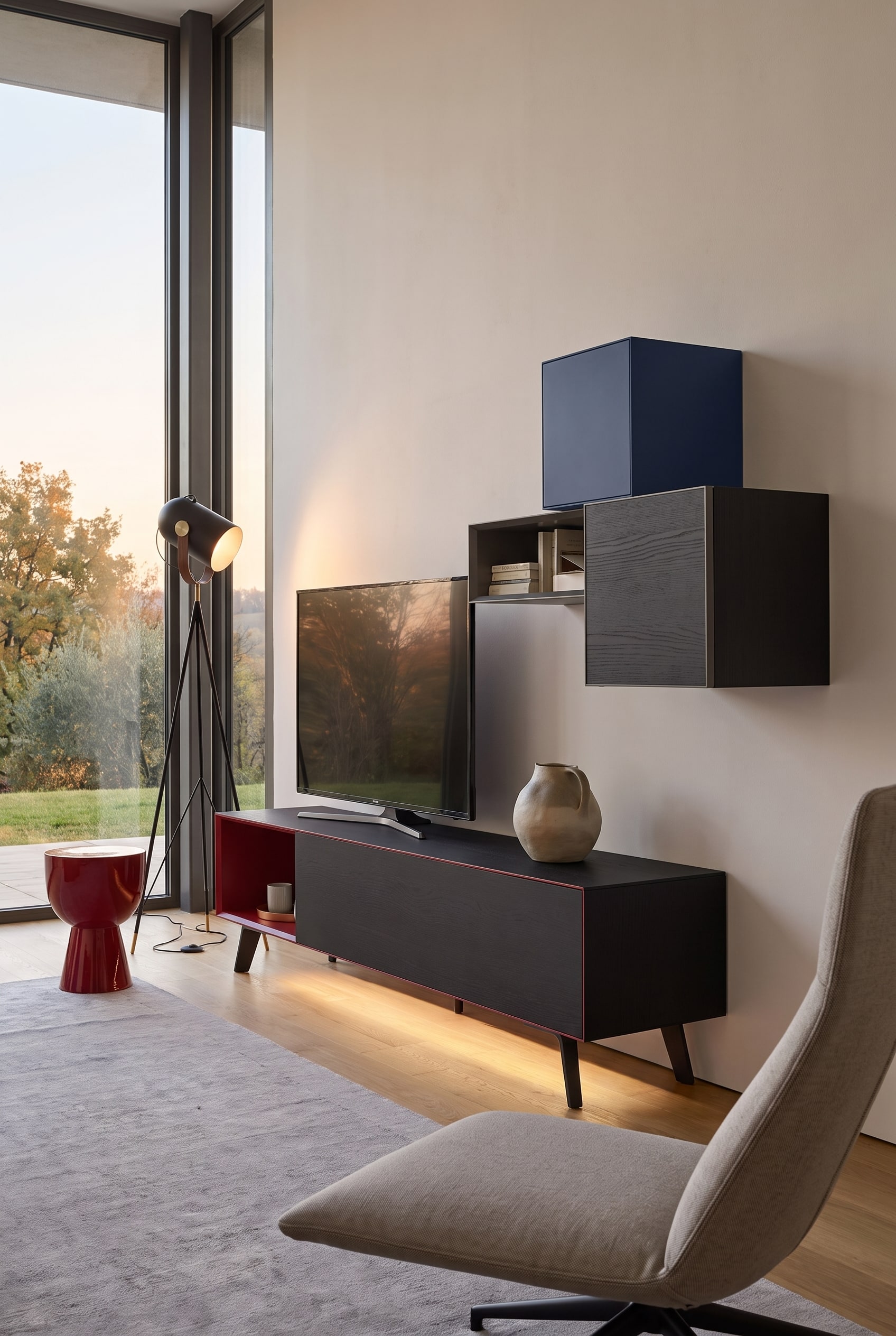 Salon moderne avec un meuble TV minimaliste noir mat et un vase en c&eacute;ramique unique fait &agrave; la main
