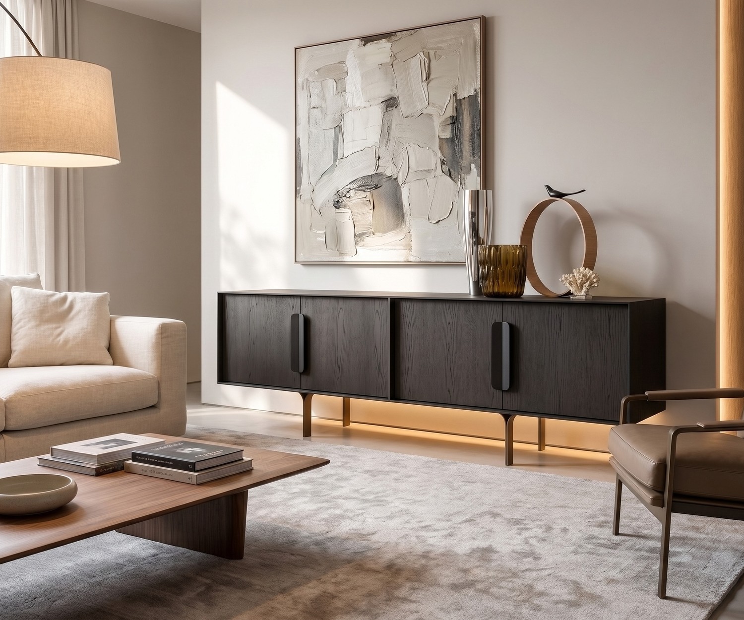 al2 Mobius 003 design dressoir van donker eikenhout in een minimalistische woonkamer onder een grote ronde wandspiegel.