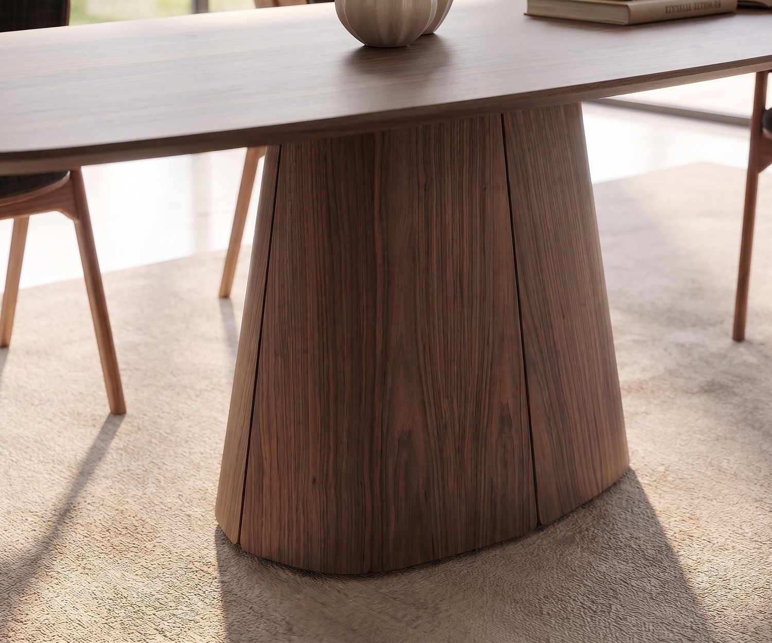 Ovale houten design eettafel al2 tessera 001 al2 tessera 001 ovale design eettafel van hout in een lichte, moderne eetkamer met uitzicht op de tuin.
