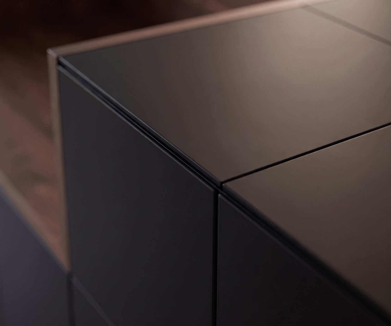 Détail du buffet design al2 MOS-I-KO 003 A laqué mat Buffet de salon al2 MOS-I-KO 003 A : gros plan sur la finition laquée mate gris foncé et les angles précis de style rétro.