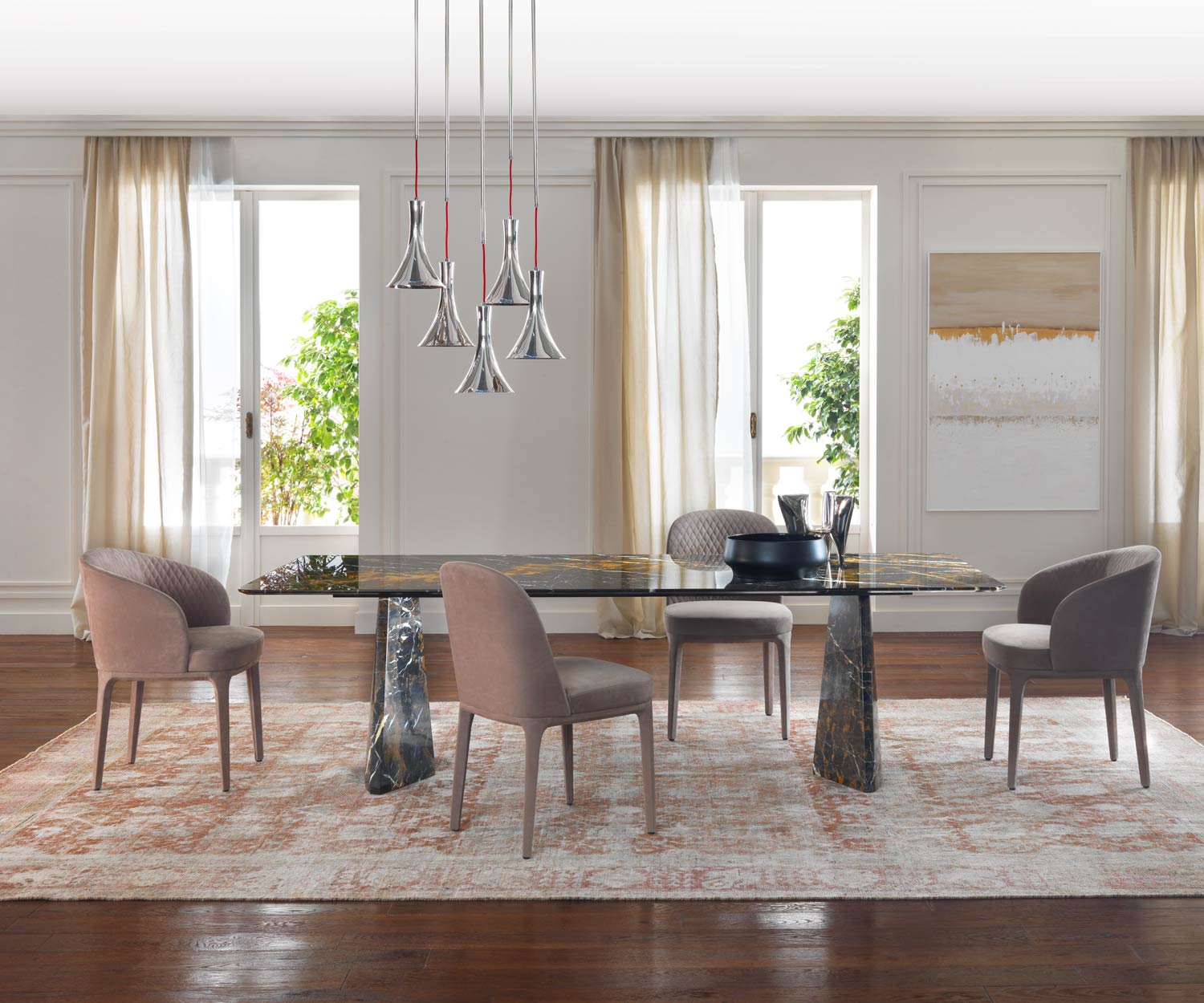 Stijlvolle design marmeren eettafel in de eetkamer met stoelen gegroepeerd in een ensemble Stijlvolle design marmeren eettafel in de eetkamer met stoelen gegroepeerd in een ensemble