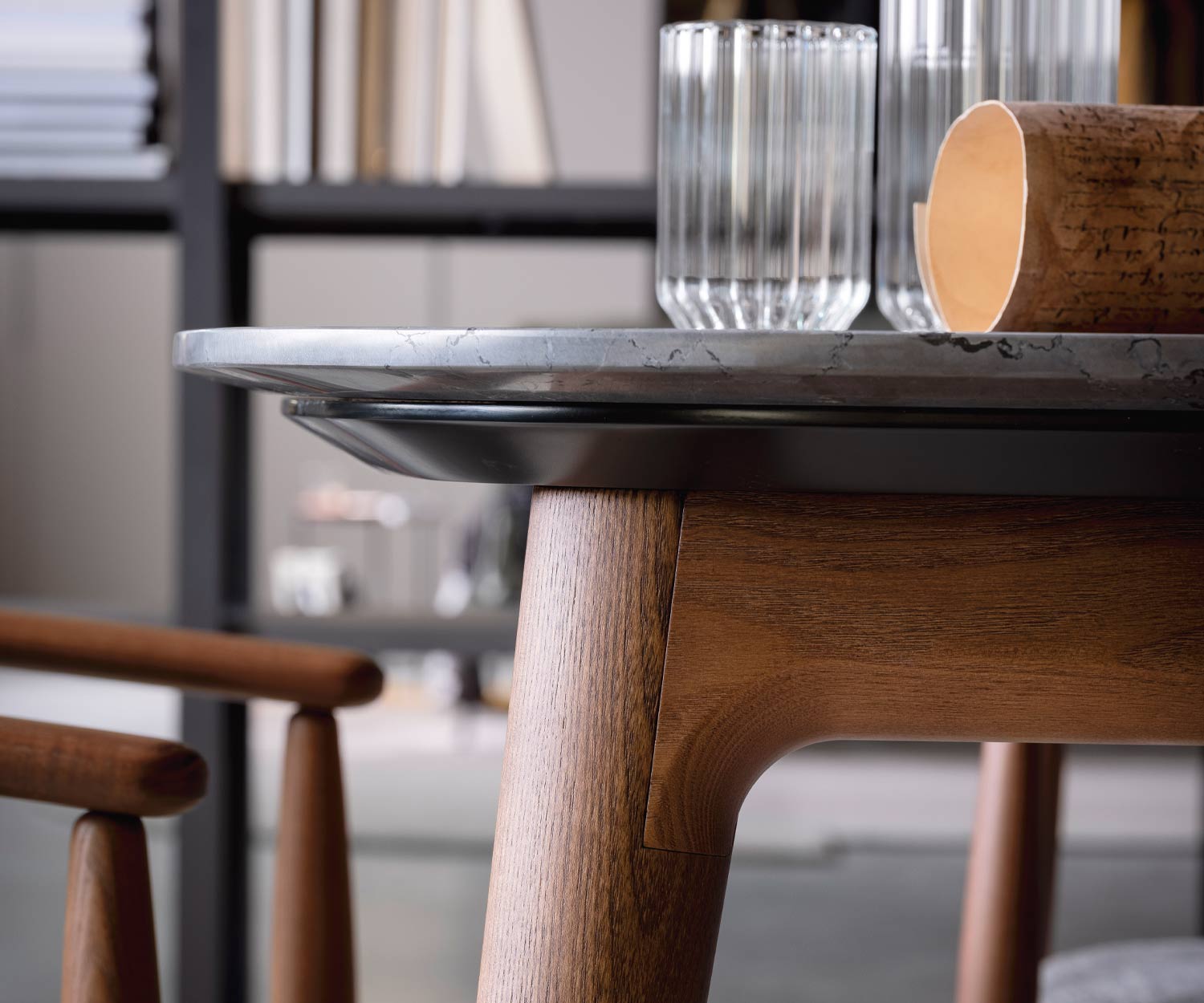 Detail tafelblad tafelpoten walnoot marmer van Novamobilis Hanami Detail tafelblad tafelpoten walnoot marmer van Novamobilis Hanami