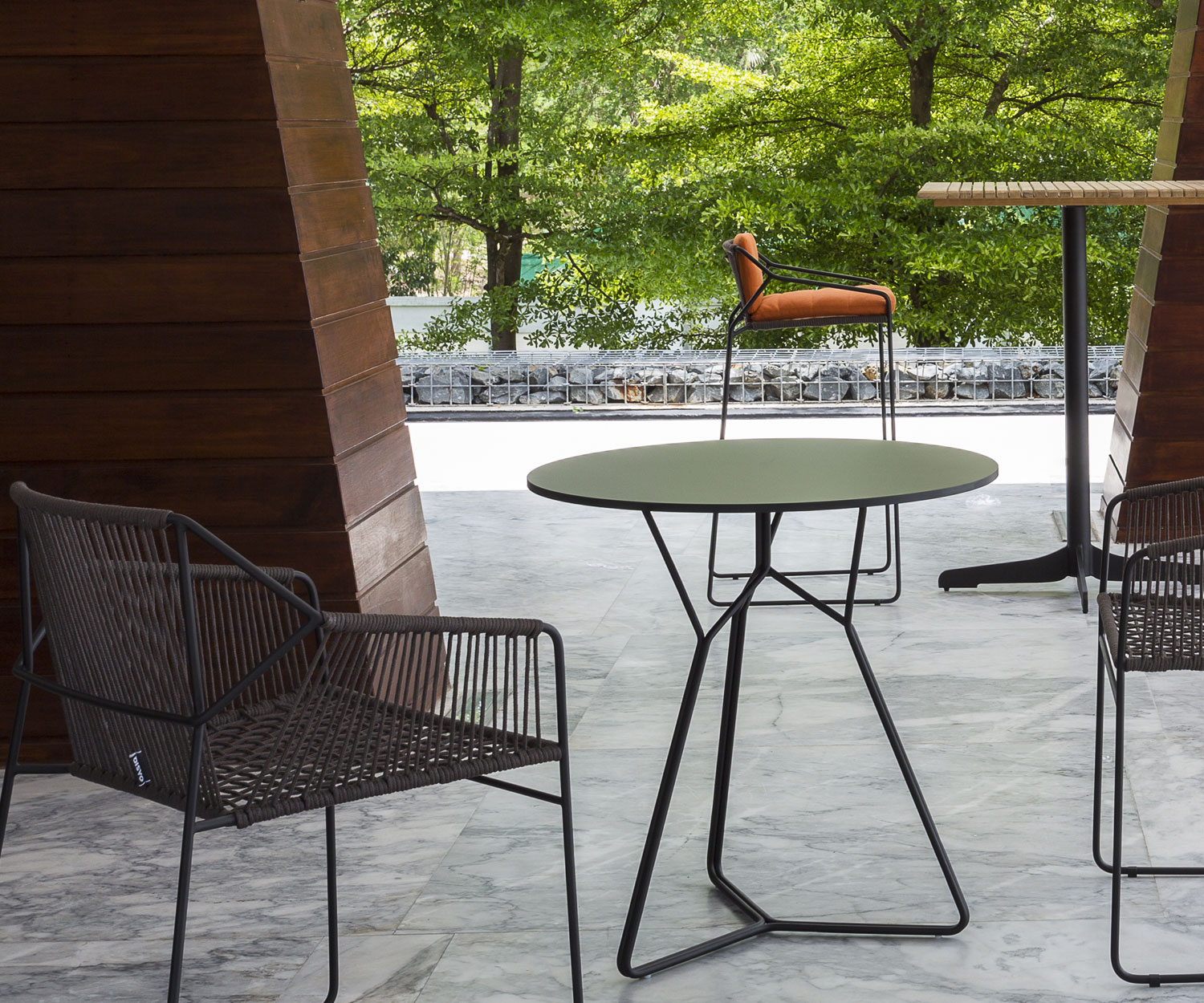 Haute qualité Oasiq Acier inoxydable Tables de jardin design de la série Serac en gris foncé Haute qualité Oasiq Acier inoxydable Tables de jardin design de la série Serac en gris foncé