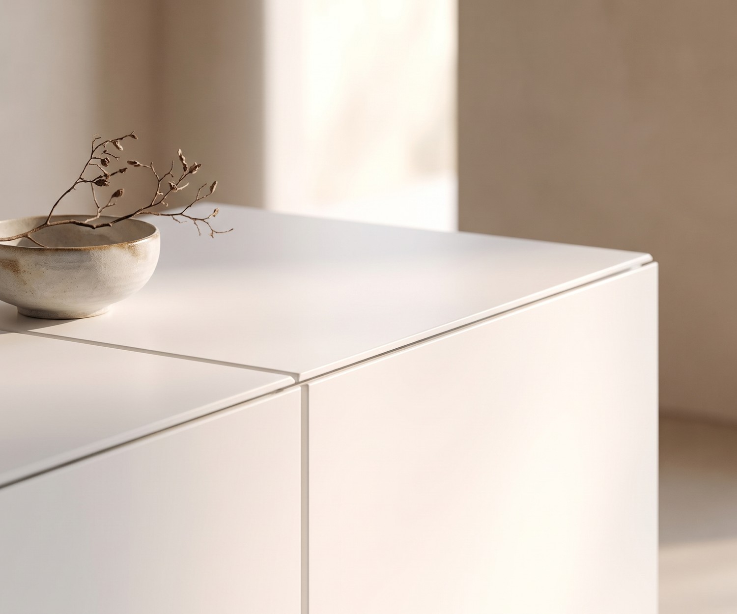 Buffet design blanc MOS-I-KO 003 B avec pieds en bois Buffet design al2 MOS-I-KO 003 B dans une entrée chic. Meuble blanc laqué à effet de carreaux avec pieds en bois massif.