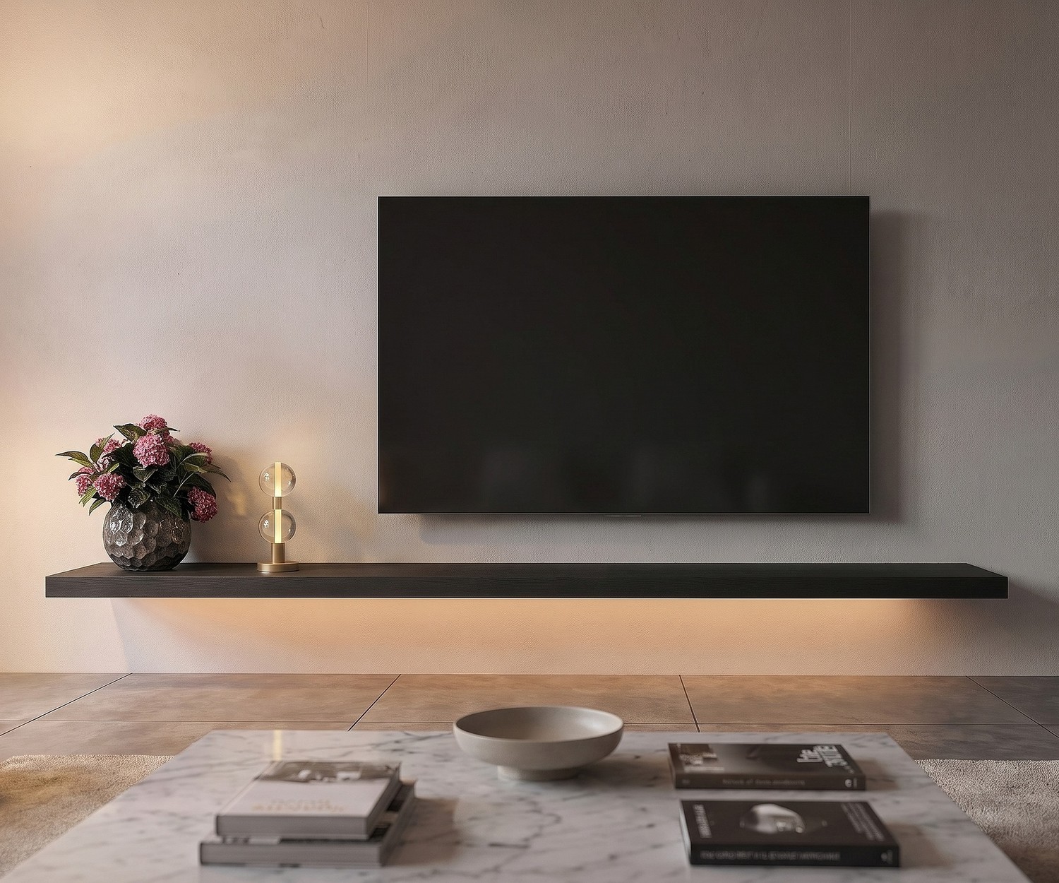 Étagère TV murale Livitalia avec LED Étagère murale TV Livitalia noire suspendue sous le téléviseur dans un salon moderne avec éclairage LED.