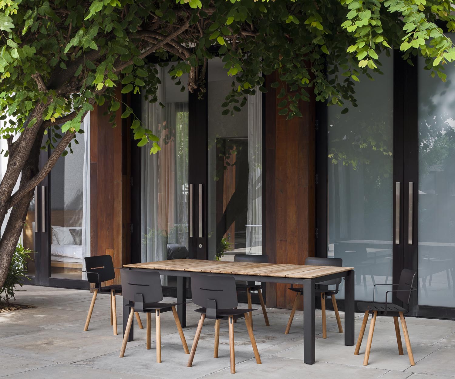 Oasiq Table de jardin design Machar avec plateau en teck et chaises design Coco 