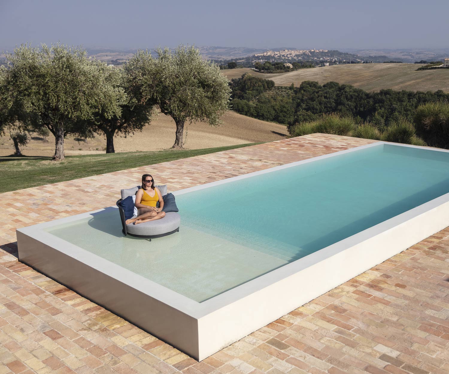 Hoogwaardige Baza Round Design Lounge van Todus in het zwembad op een waterdicht frame