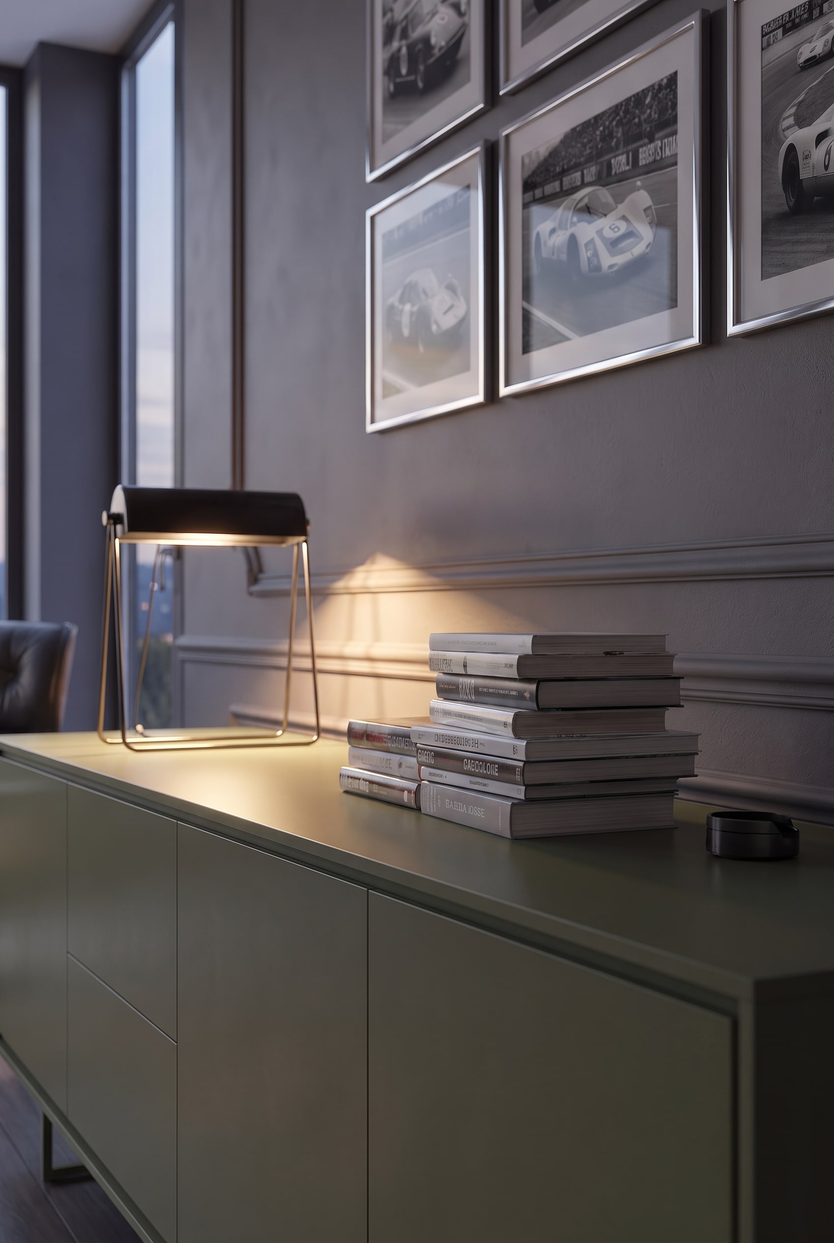 Gros plan de livres empilés horizontalement et d'une lampe de table moderne sur un sideboard mat.