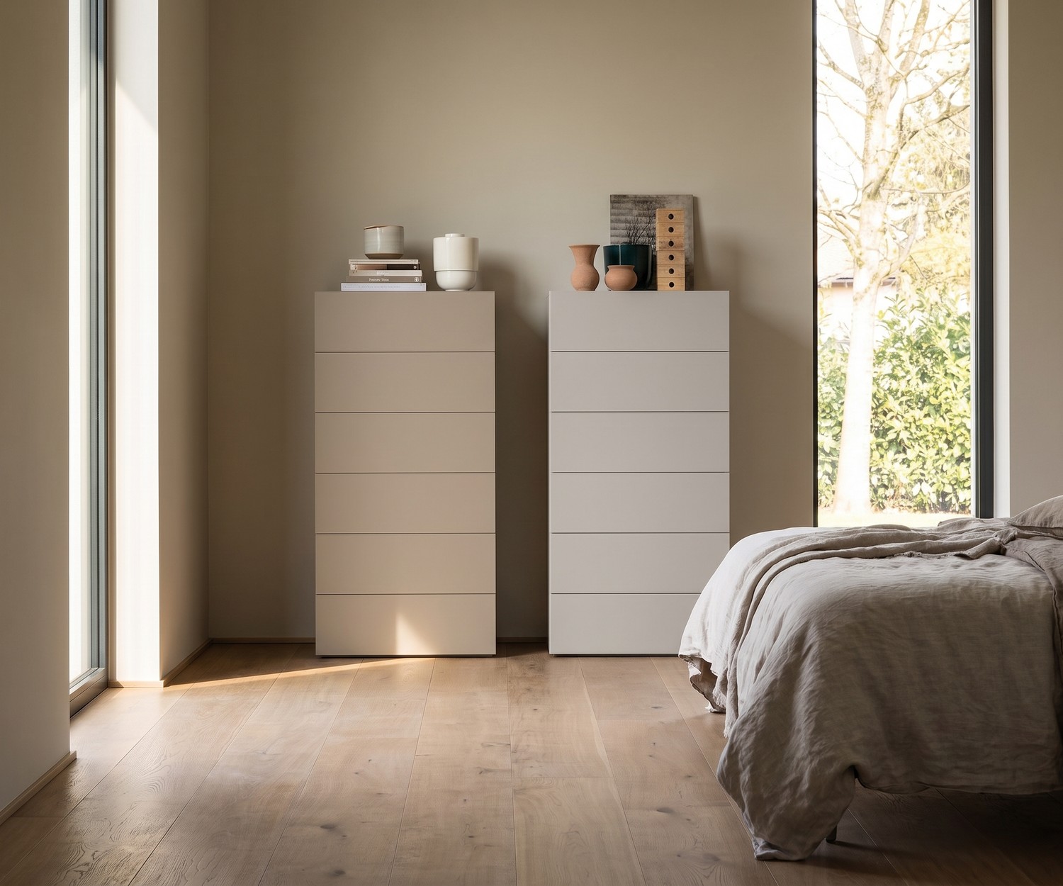 Witte hoge ladekast Easy met 6 lades Novamobili Easy hoge ladekast in de hal. Moderne witte ladenkast met 6 laden zonder grepen naast een trap.