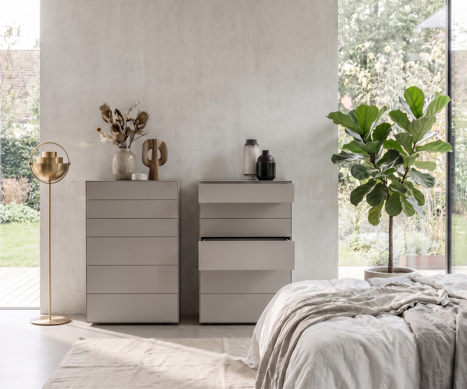 Livitalia Ecletto hoge ladenkast in de slaapkamer, lichtgrijze design commode met greeploze laden.