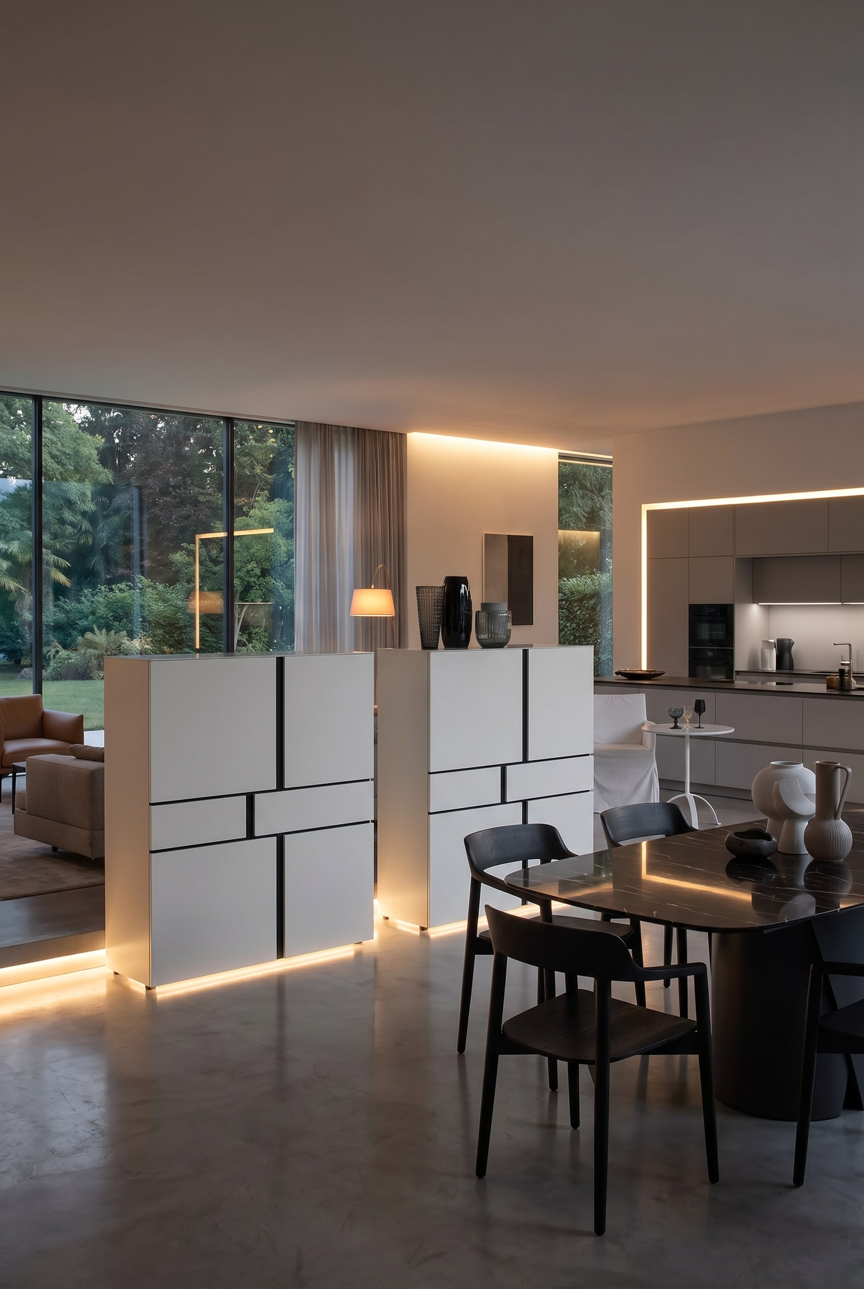 Weißes Highboard mit schwarzen Linien im Esszimmer neben einem Stuhl und kleinem Beistelltisch