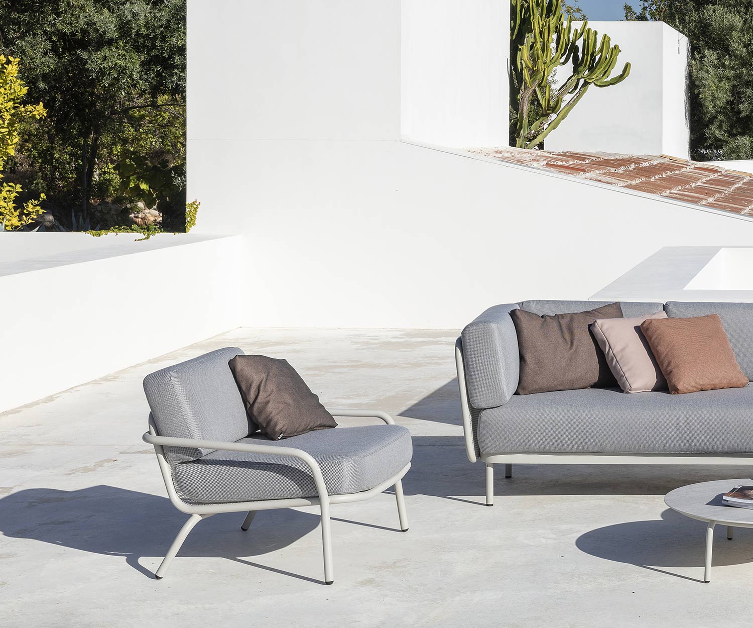 Todus Starling Design veranda fauteuil met witte stoffen bekleding Todus Starling Design veranda fauteuil met witte stoffen bekleding