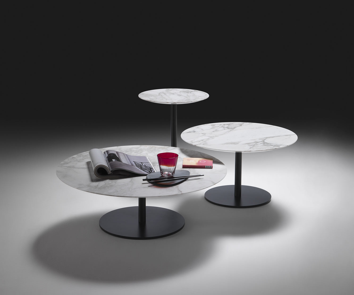 Ronde Marelli Break marmeren salontafel in een ensemble Ronde Marelli Break marmeren salontafel in een ensemble