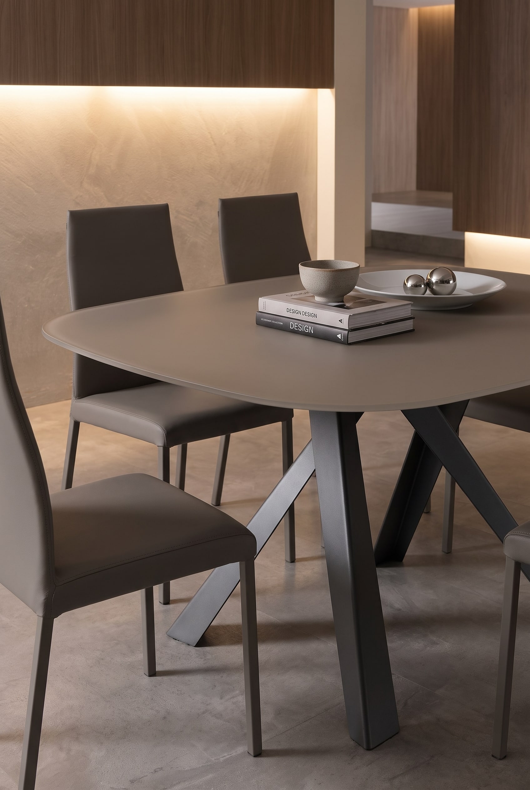 Table à manger filigrane Ozzio Bombo avec plateau fin résistant aux rayures et chaises de salle à manger élégantes dans une lumière chaude