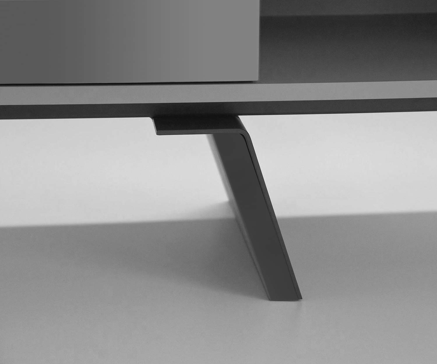 Detail afgeschuinde basis van het e klipse 005 design TV design lowboard van al2 Detail afgeschuinde basis van het e klipse 005 design TV design lowboard van al2