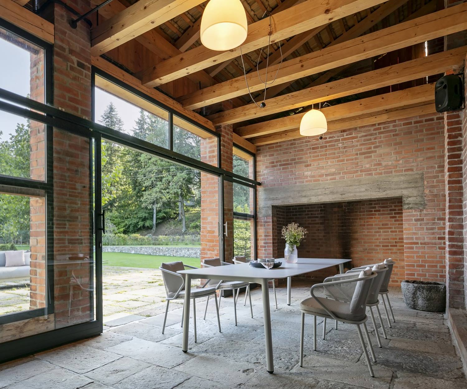 Todus Condor design terrasstoel met Condor eettafel op een terras Todus Condor design terrasstoel met Condor eettafel op een terras