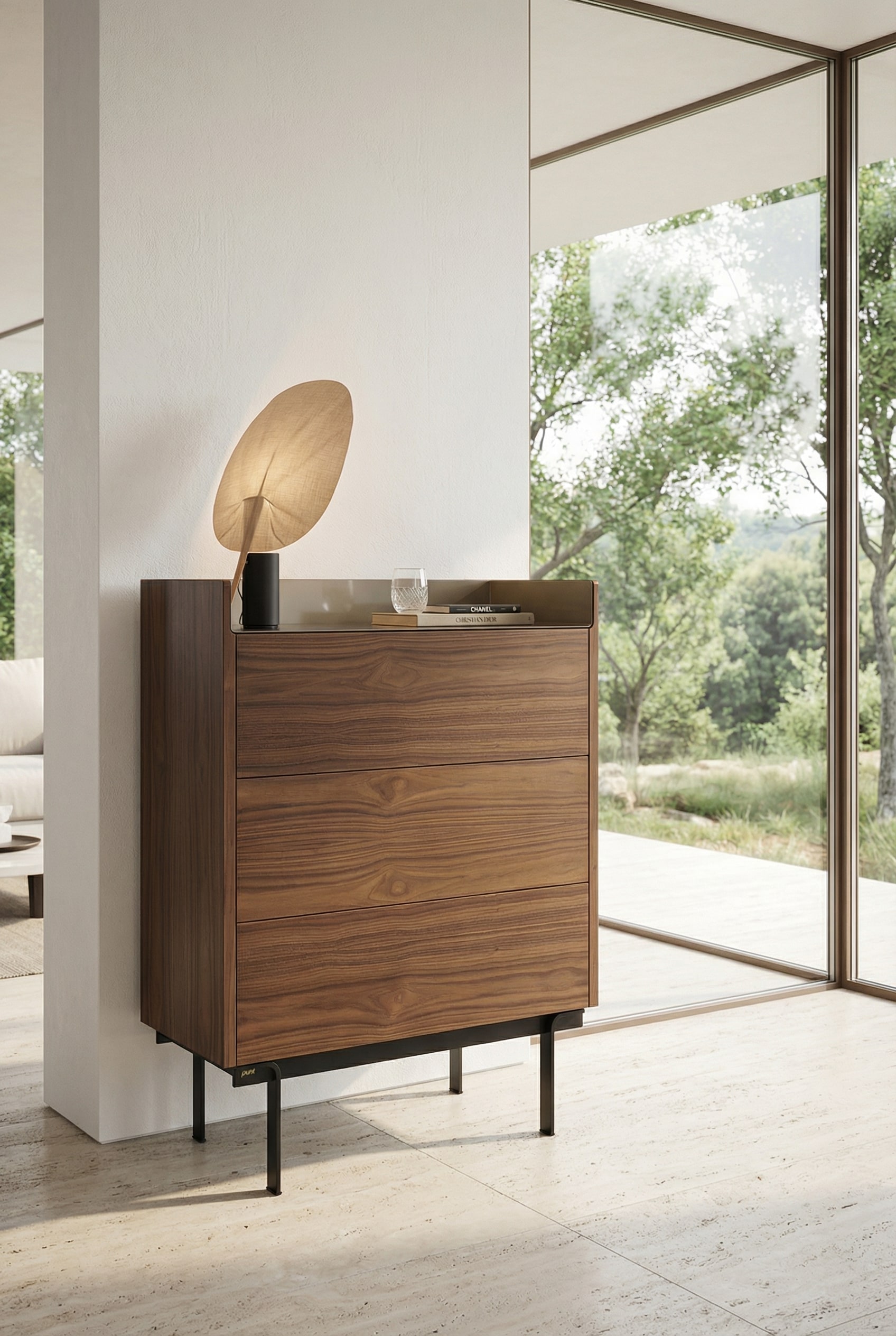 Élégante commode haute avec une structure en bois chaleureuse sur des pieds filigranes dans un espace de vie lumineux et moderne Élégante commode haute avec une structure en bois chaleureuse sur des pieds filigranes dans un espace de vie lumineux et moderne