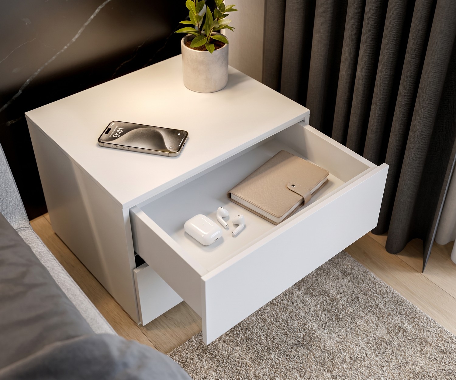 Table de chevet Novamobili Easy à 2 tiroirs Table de chevet Novamobili Easy à 2 tiroirs dans une chambre moderne, table de nuit design blanche avec tiroir ouvert.
