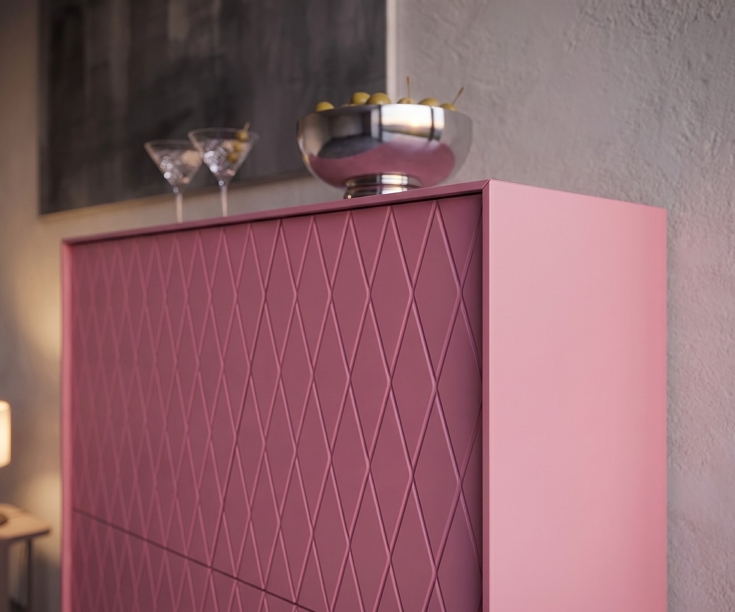 Highboard voor de woonkamer al2 e-klipse 009 in roze met een elegant ruitpatroon op het front en stijlvolle decoratie.