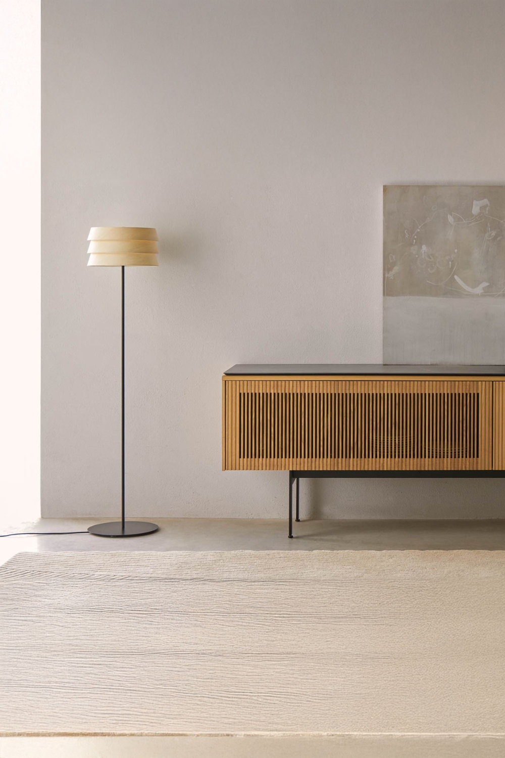 staande-lamp-en-dressoir-van-hout-en-metaal-in-filigrane-ontwerpen