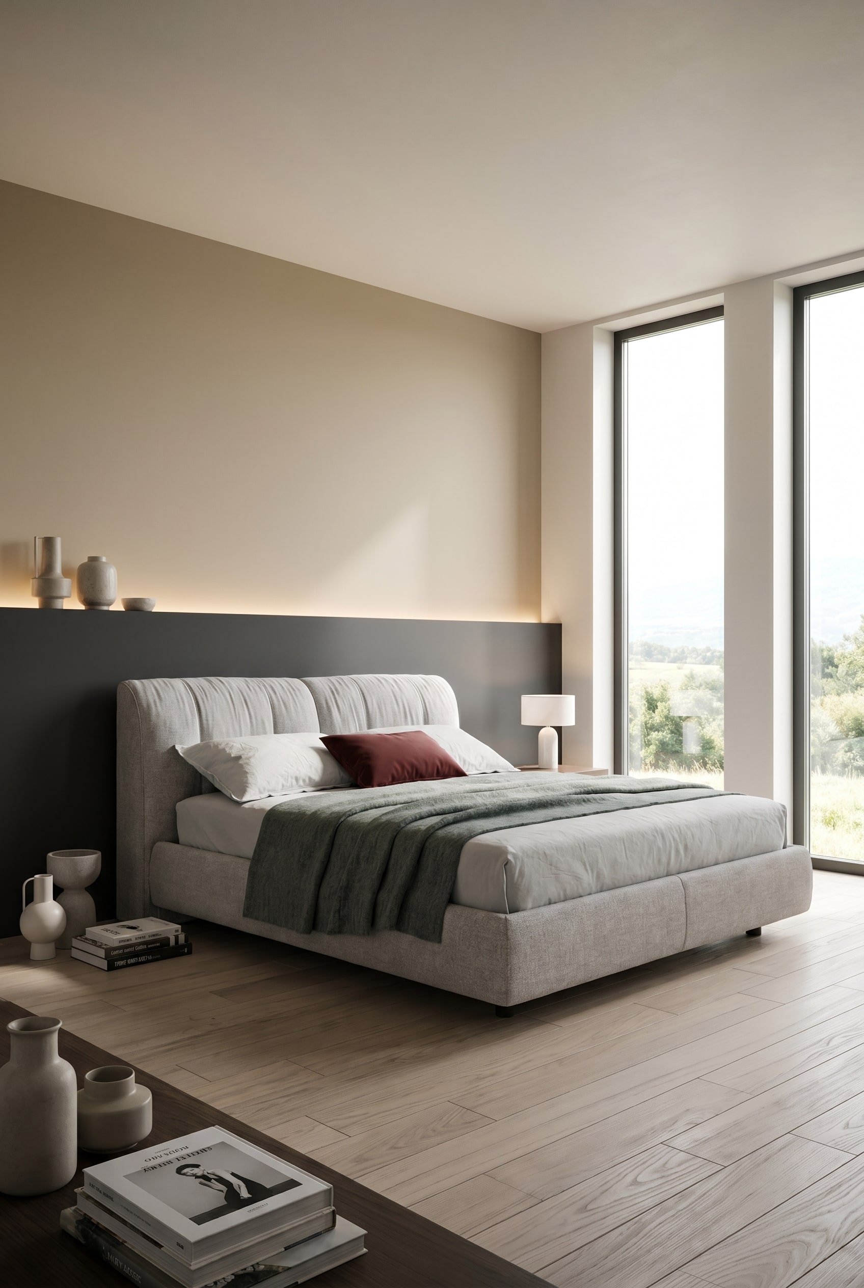 Lit rembourr&eacute; gris avec coffre de rangement devant un mur peint bicolore horizontalement dans une chambre moderne