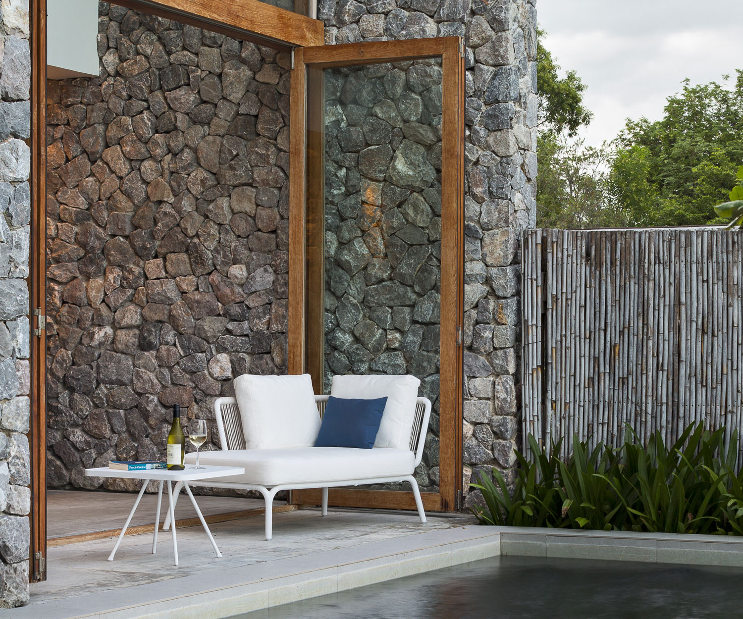 Oasiq Attol aluminium bijzettafel wit 55x55x42cm Oasiq Attol aluminium bijzettafel wit 55x55x42cm