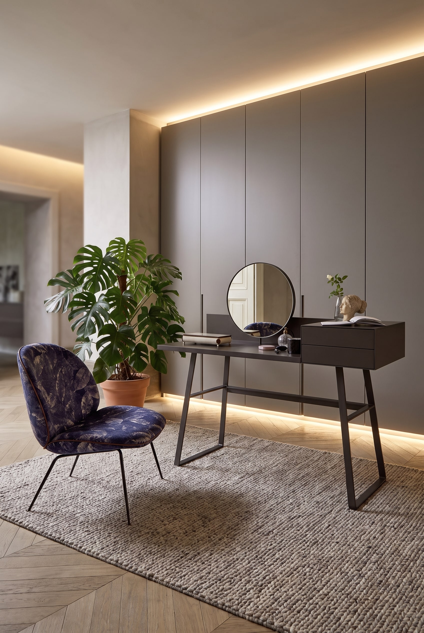 Espace de vie moderne avec une armoire pleine hauteur ouverte abritant un bureau à domicile, à côté de l'élégante étagère murale Novamobili Ellie.