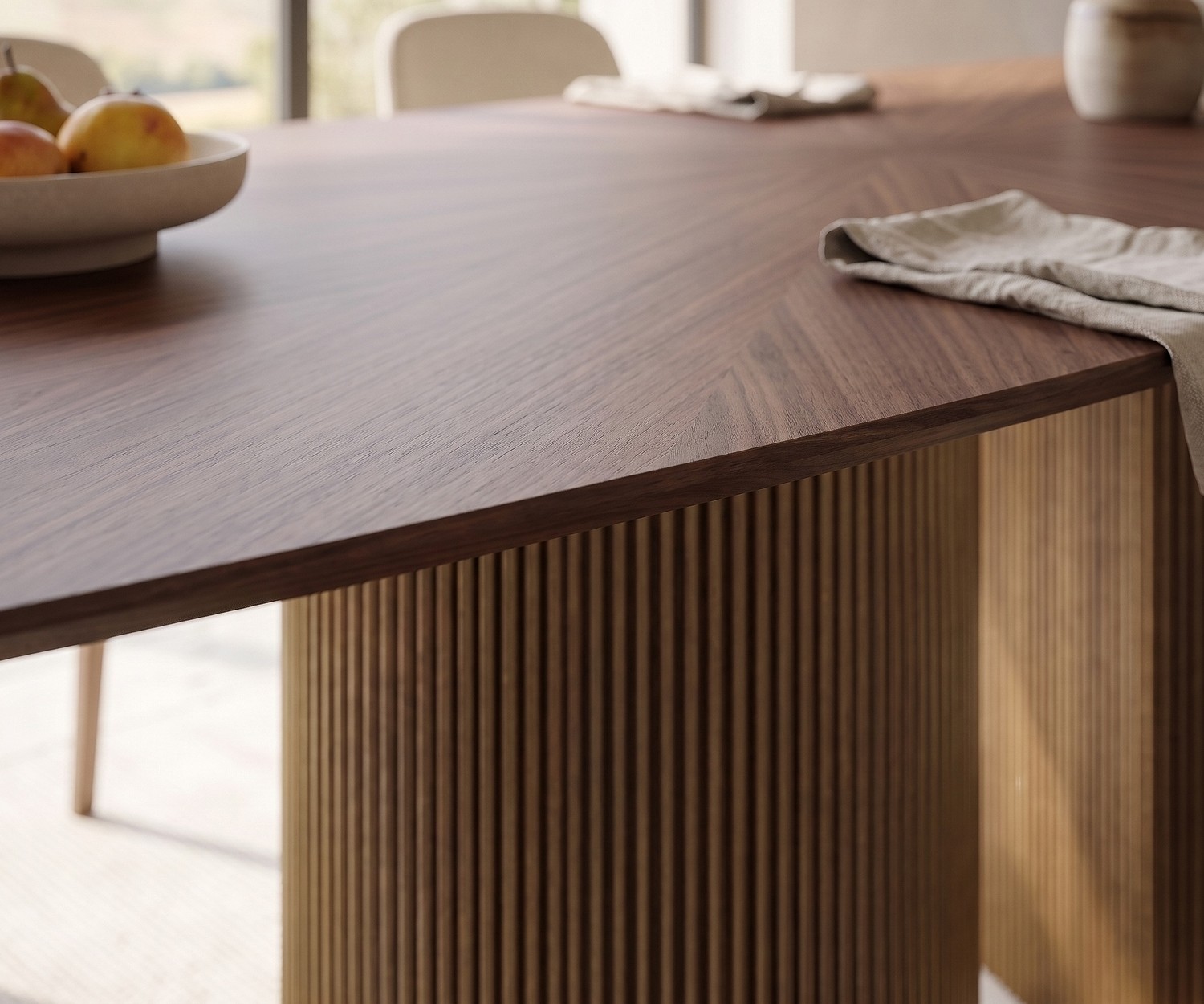 al2 dakry b 001 eettafel, ovale houten tafel met geribbelde metalen poten in een moderne, lichte eetkamer.