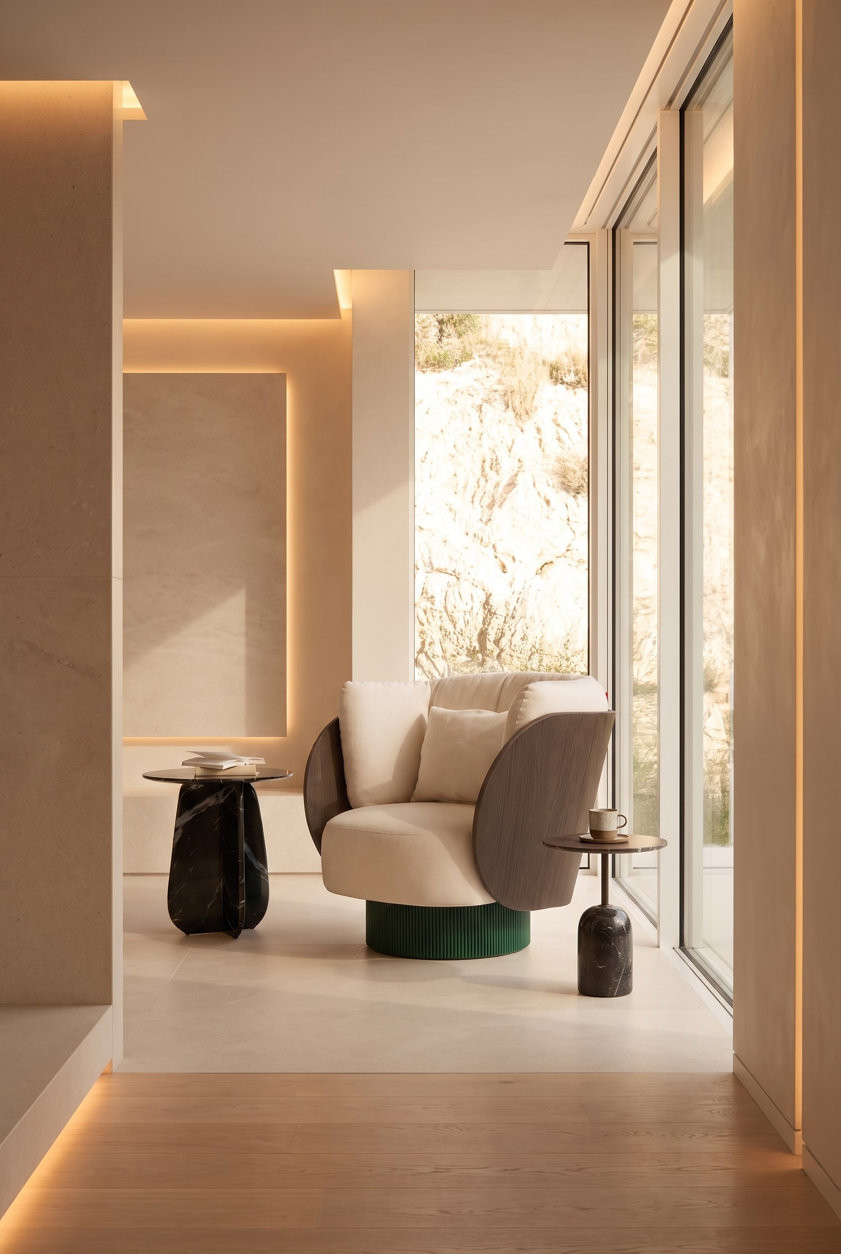 Fauteuil pivotant de forme organique en crème dans une pièce linéaire et monochrome devant des fenêtres pleine hauteur