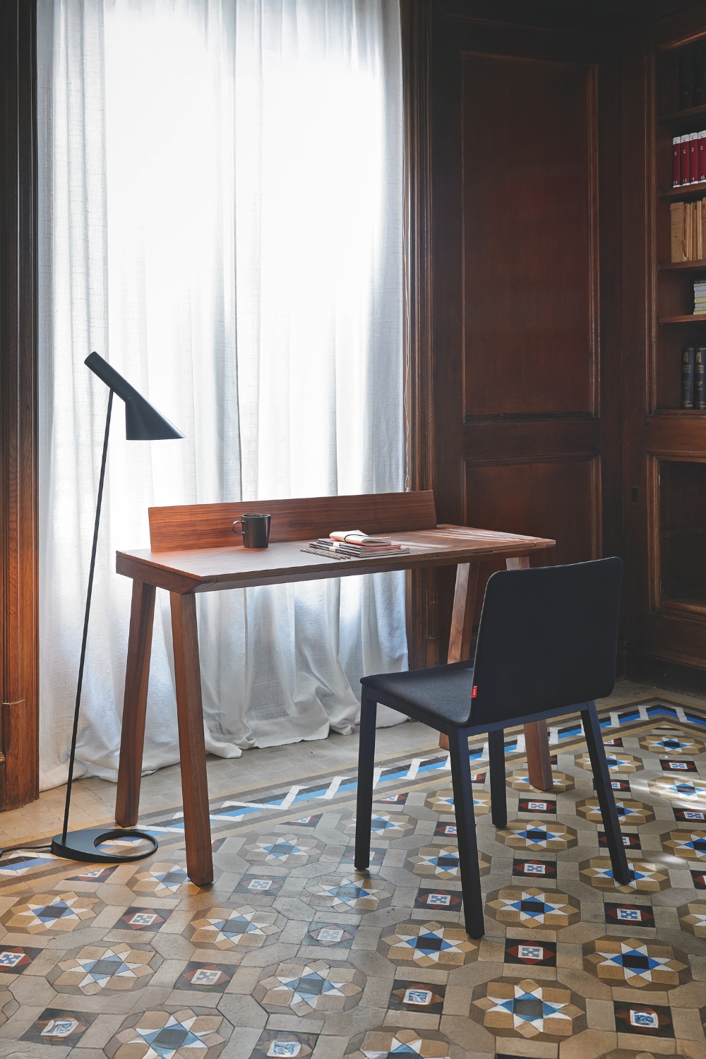 espace-de-travail-avec-secrétaire-en-bois-noble-chaise-sobre-et-lampadaire-moderne