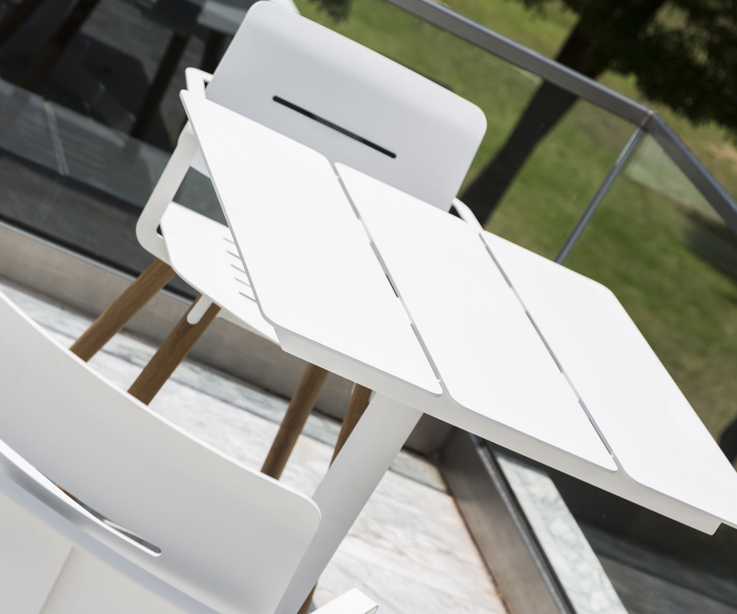 Oasiq Ceru aluminium eettafel B 80 cm wit Oasiq Ceru aluminium eettafel B 80 cm wit