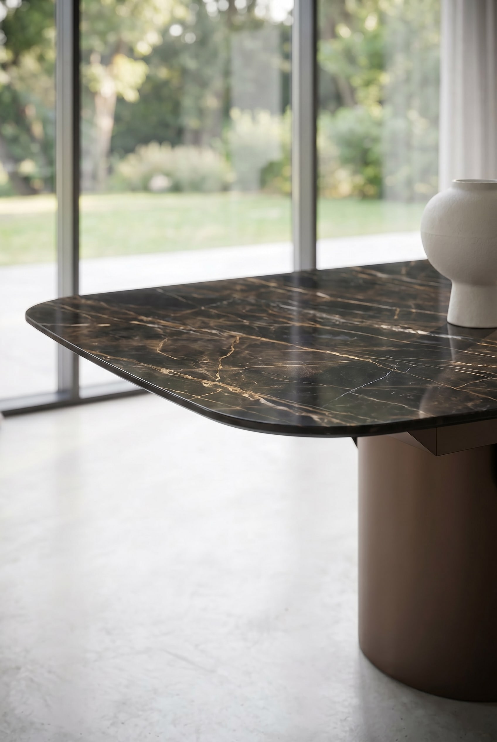 Vue détaillée du bord à 45 degrés et des coins arrondis du plateau de table en céramique
