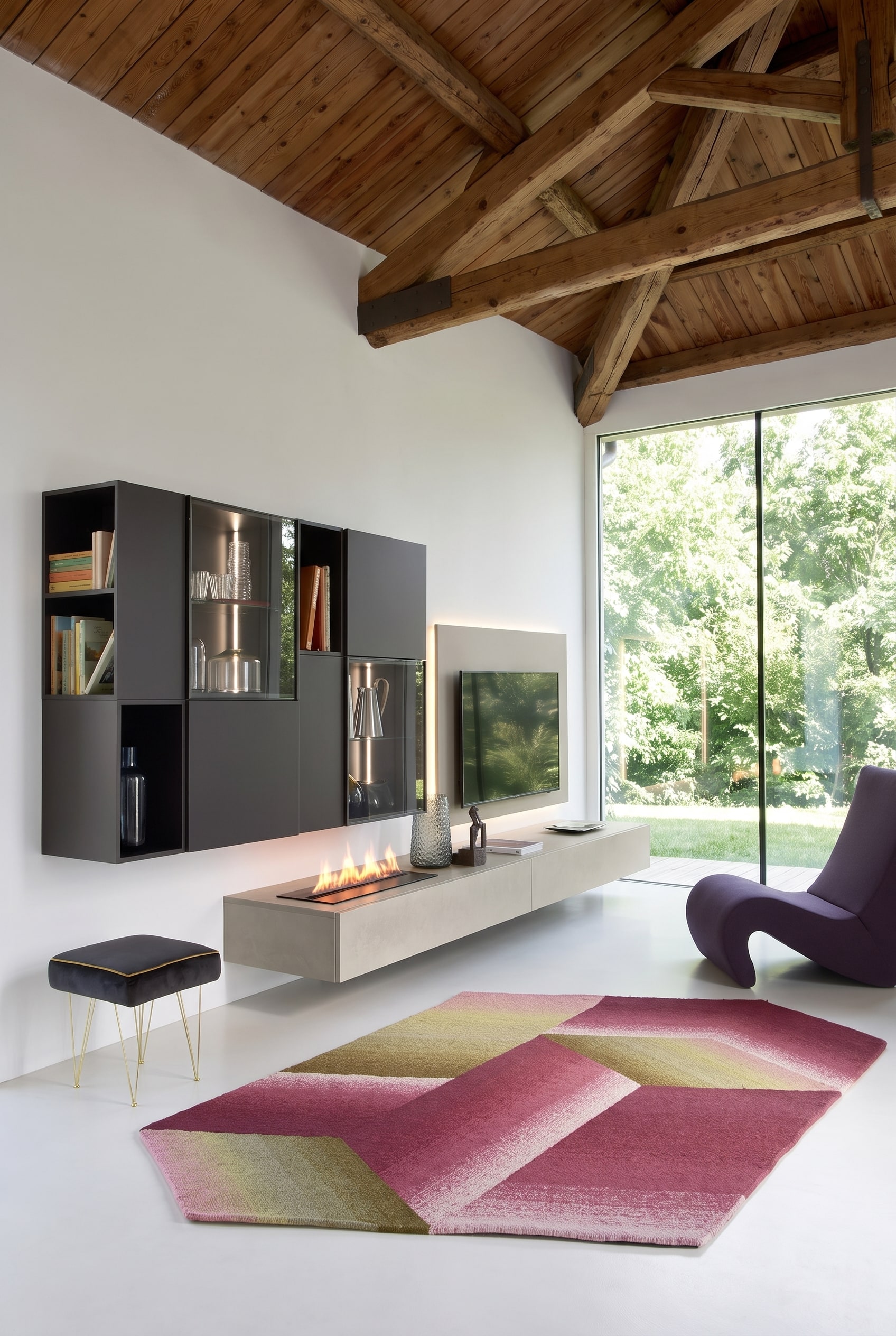 Meuble TV blanc minimaliste avec cheminée électrique intégrée et télévision encastrée affleurante dans un salon lumineux.
