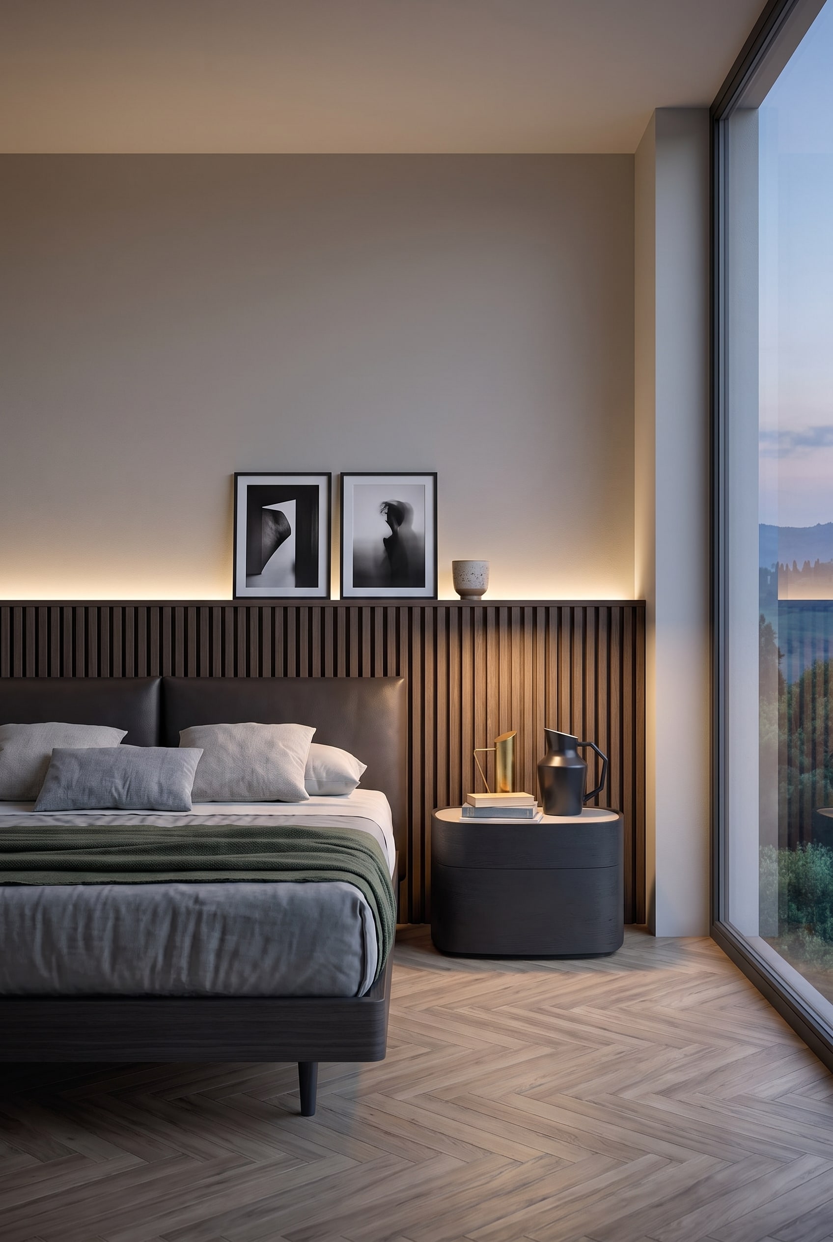 Ein elegantes Bett mit halbhohen Akustikpaneelen als wandbreites Kopfteil und schmaler Ablagefläche.